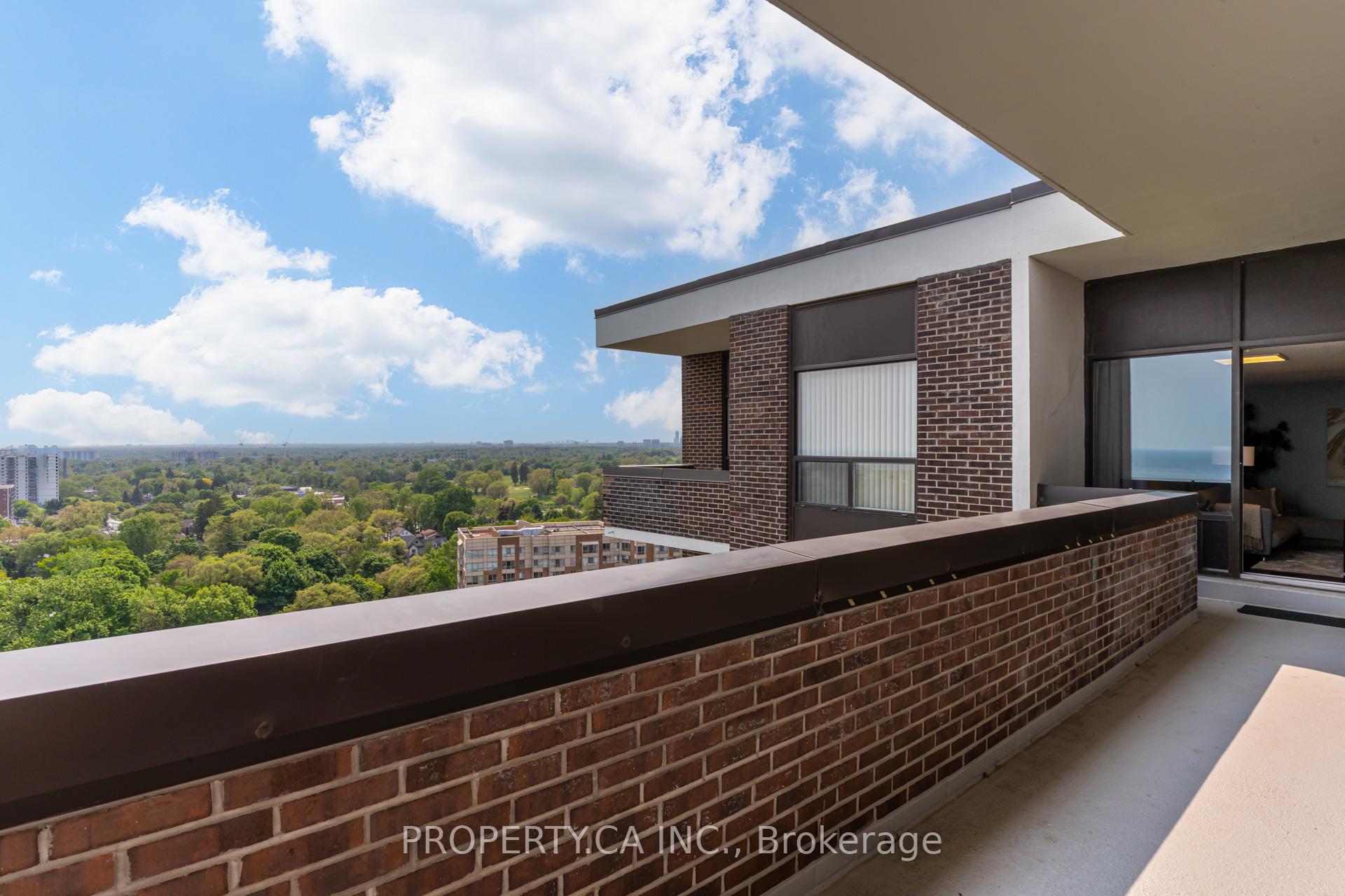 3 Bedrooms Condo at 1515 Lakeshore, Mississauga For sale