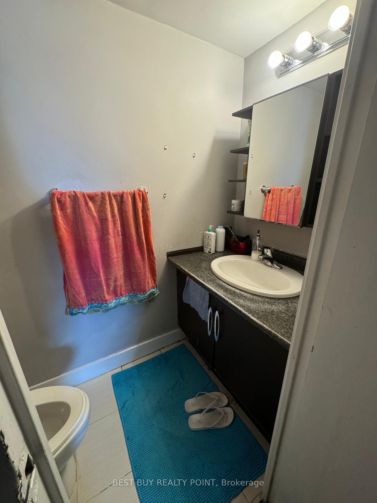 3 Bedrooms Condo at 15 La Rose, Toronto For sale