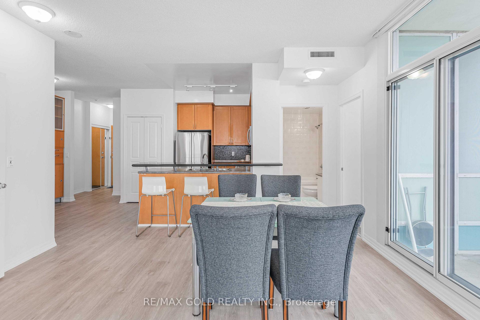 3 Bedrooms Condo at 3939 Duke Of York, Mississauga For sale