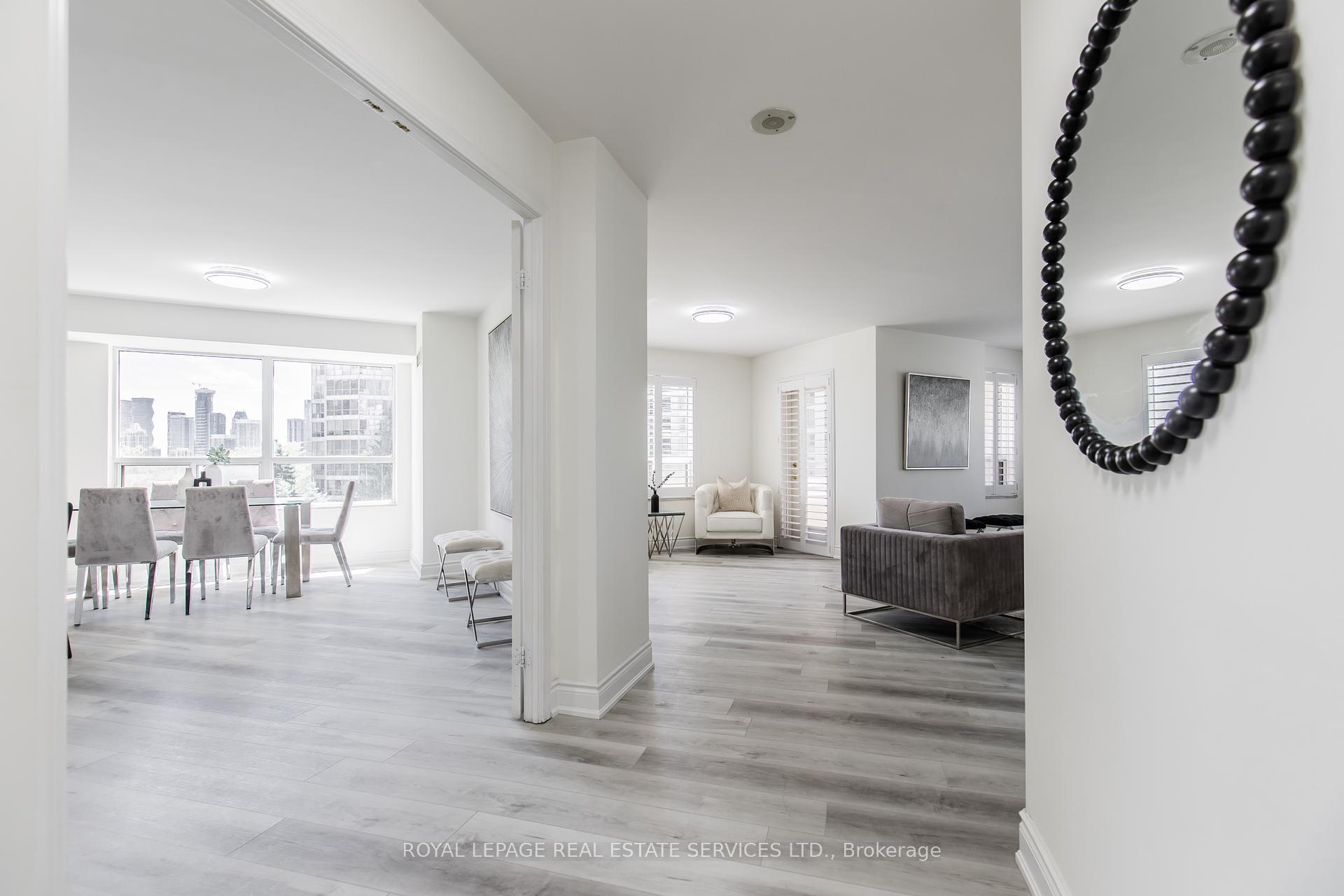 3 Bedrooms Condo at 25 Kingsbridge Garden, Mississauga For sale