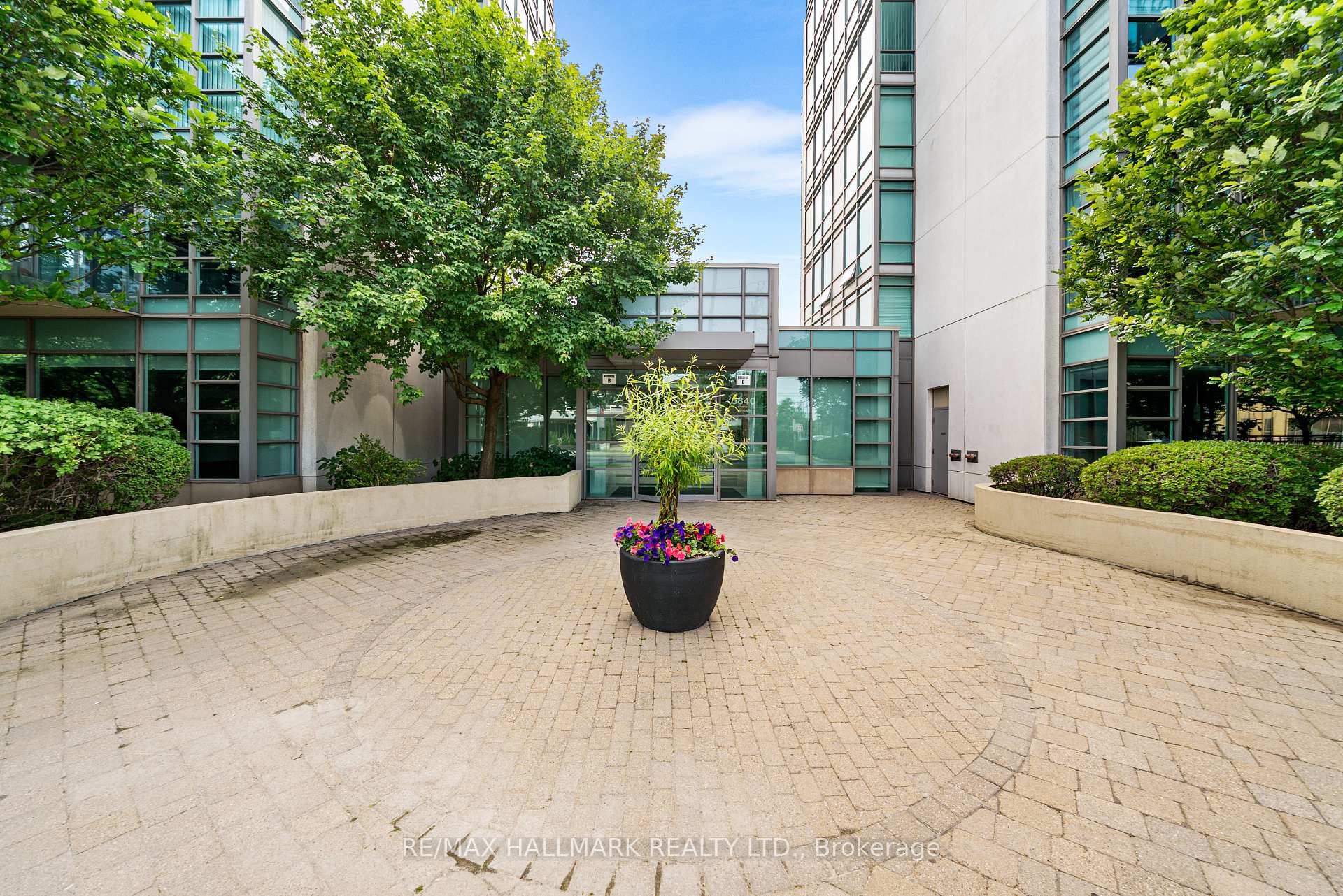 2 Bedrooms Condo at 3830 Bathurst, Toronto For sale