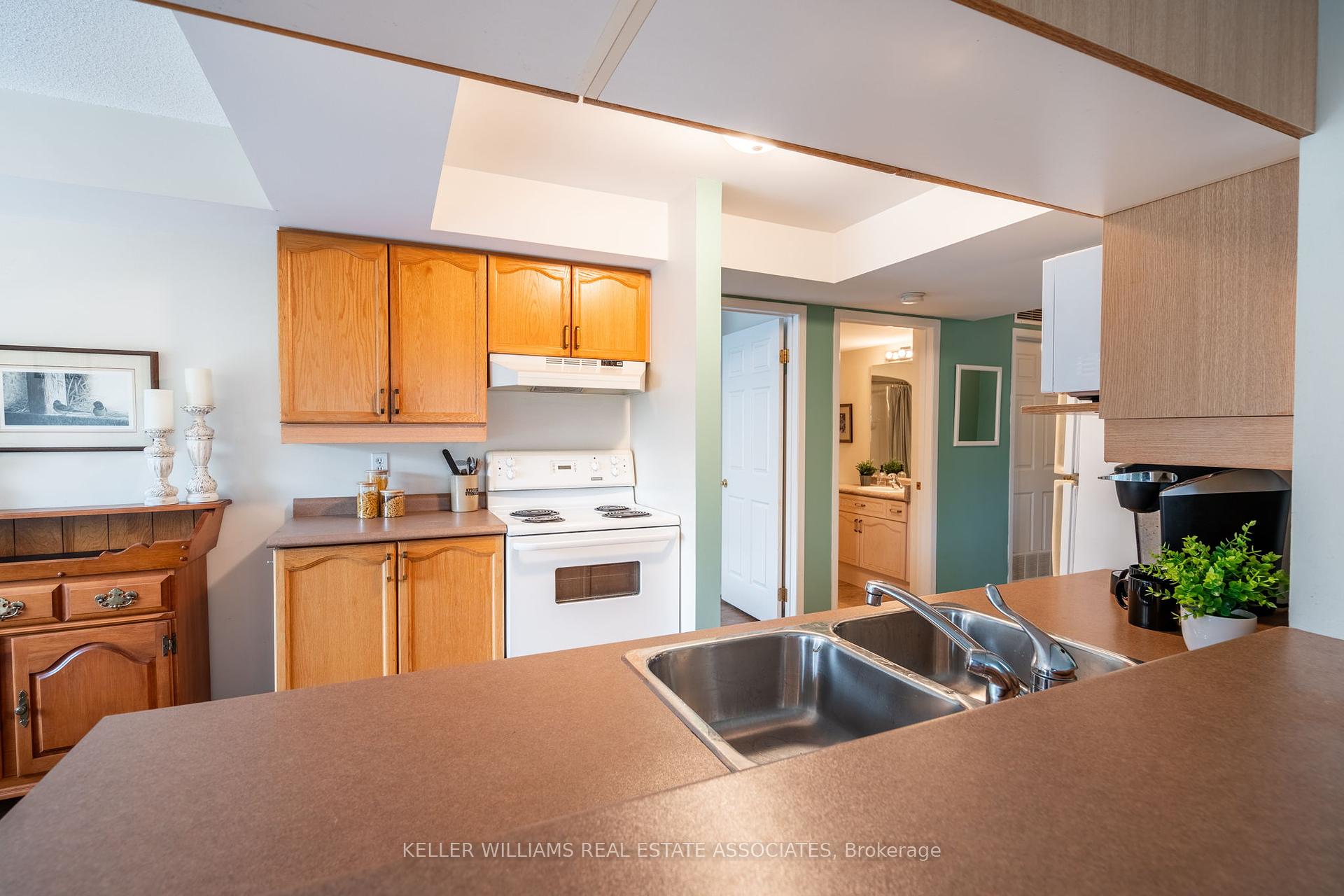 2 Bedrooms Condo at 216 Plains, Burlington For sale