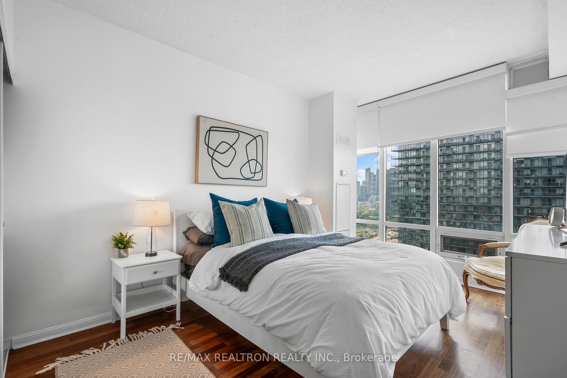 2 Bedrooms Condo at 15 Windermere, Toronto For sale