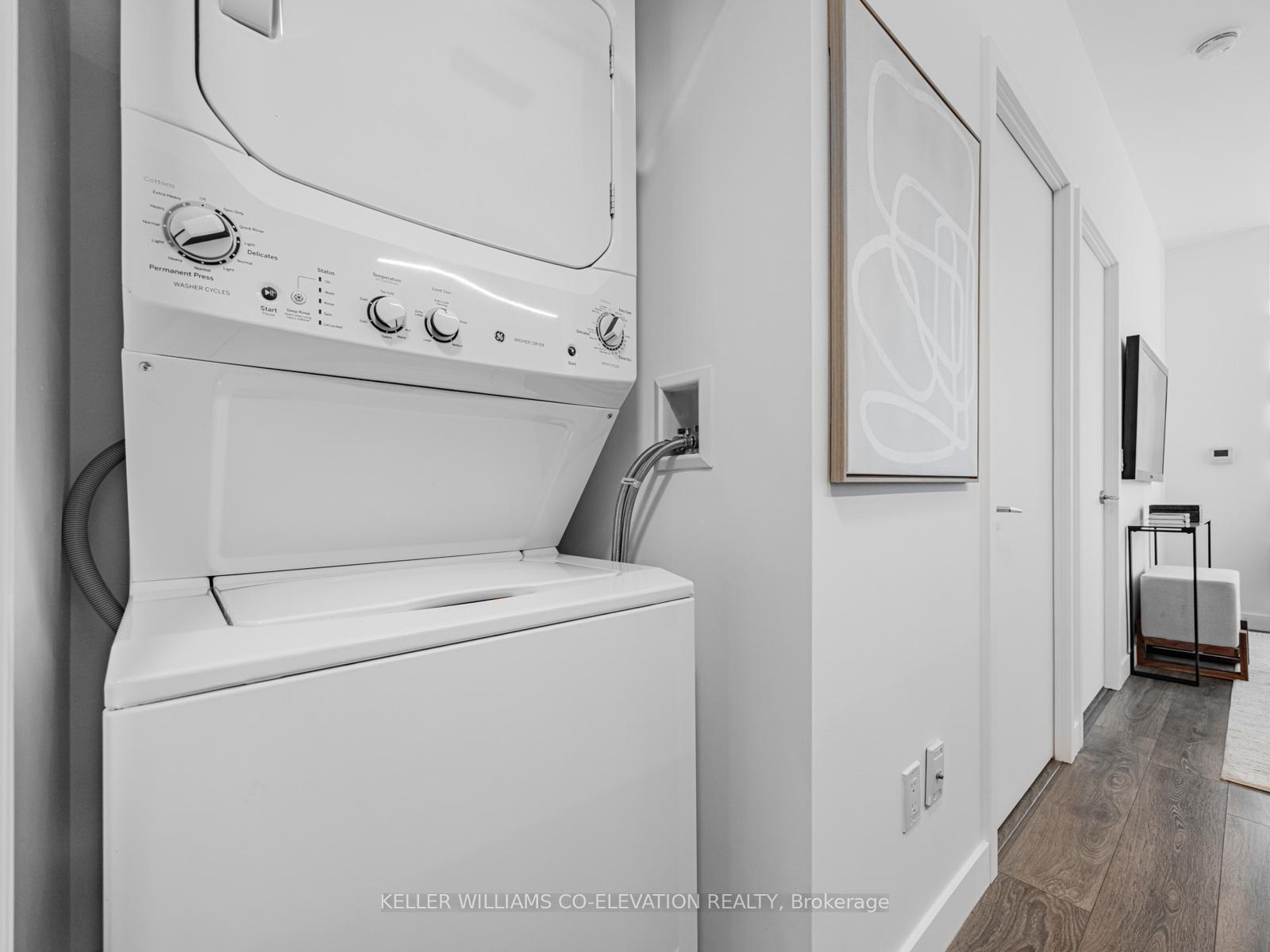 1 Bedroom Condo at 8 Eglinton,  Toronto For sale