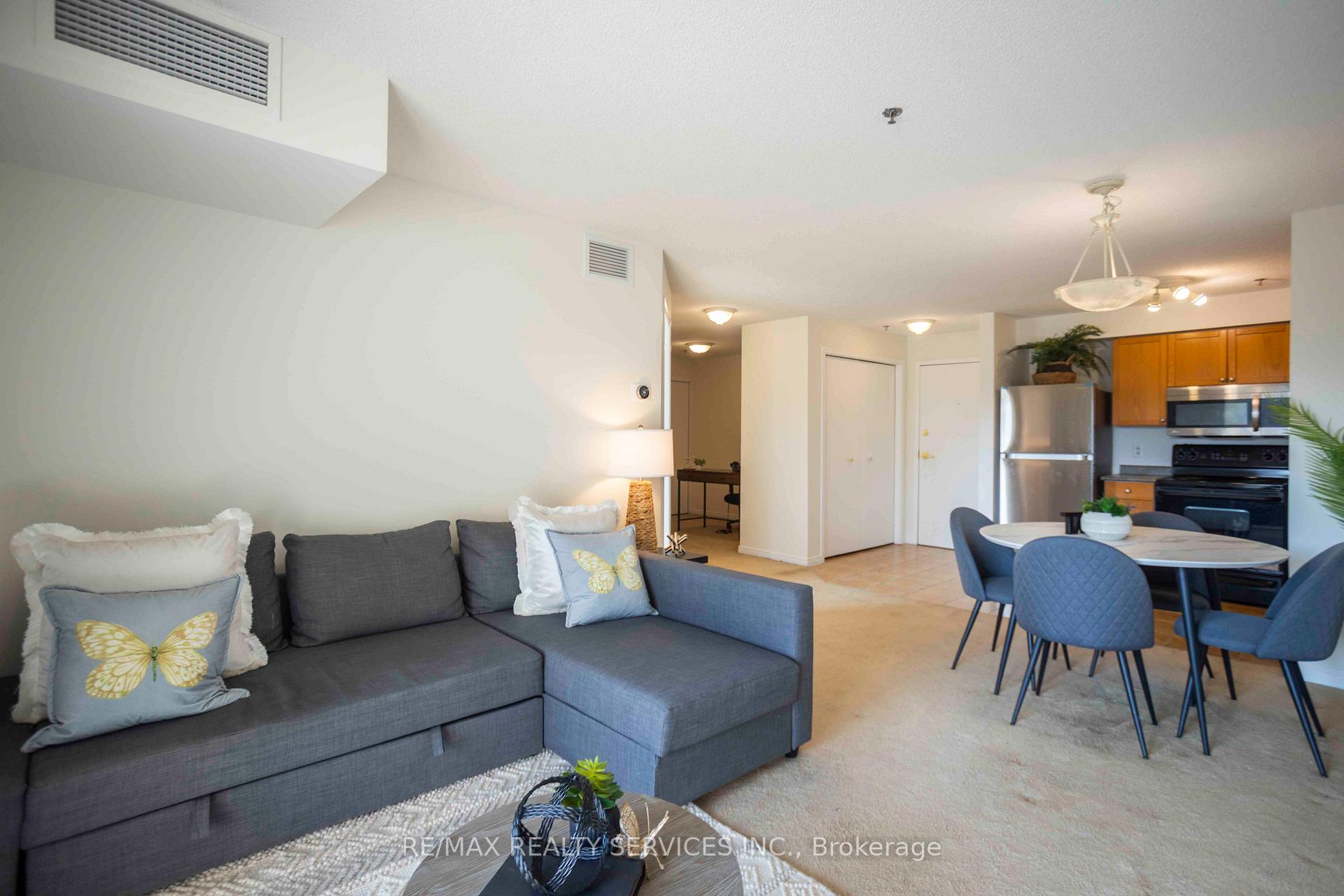 3 Bedrooms Condo at 684 Warden, Toronto For sale
