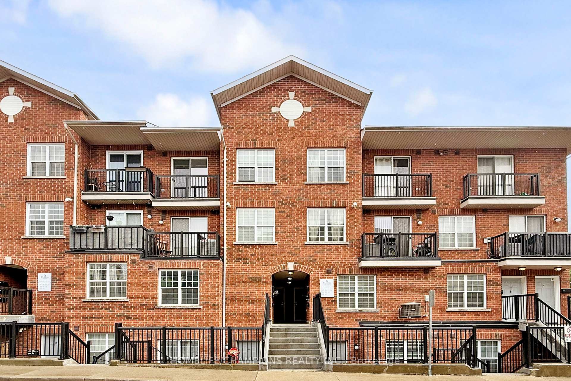 2 Bedrooms Condo at 35 Strangford, Toronto For sale