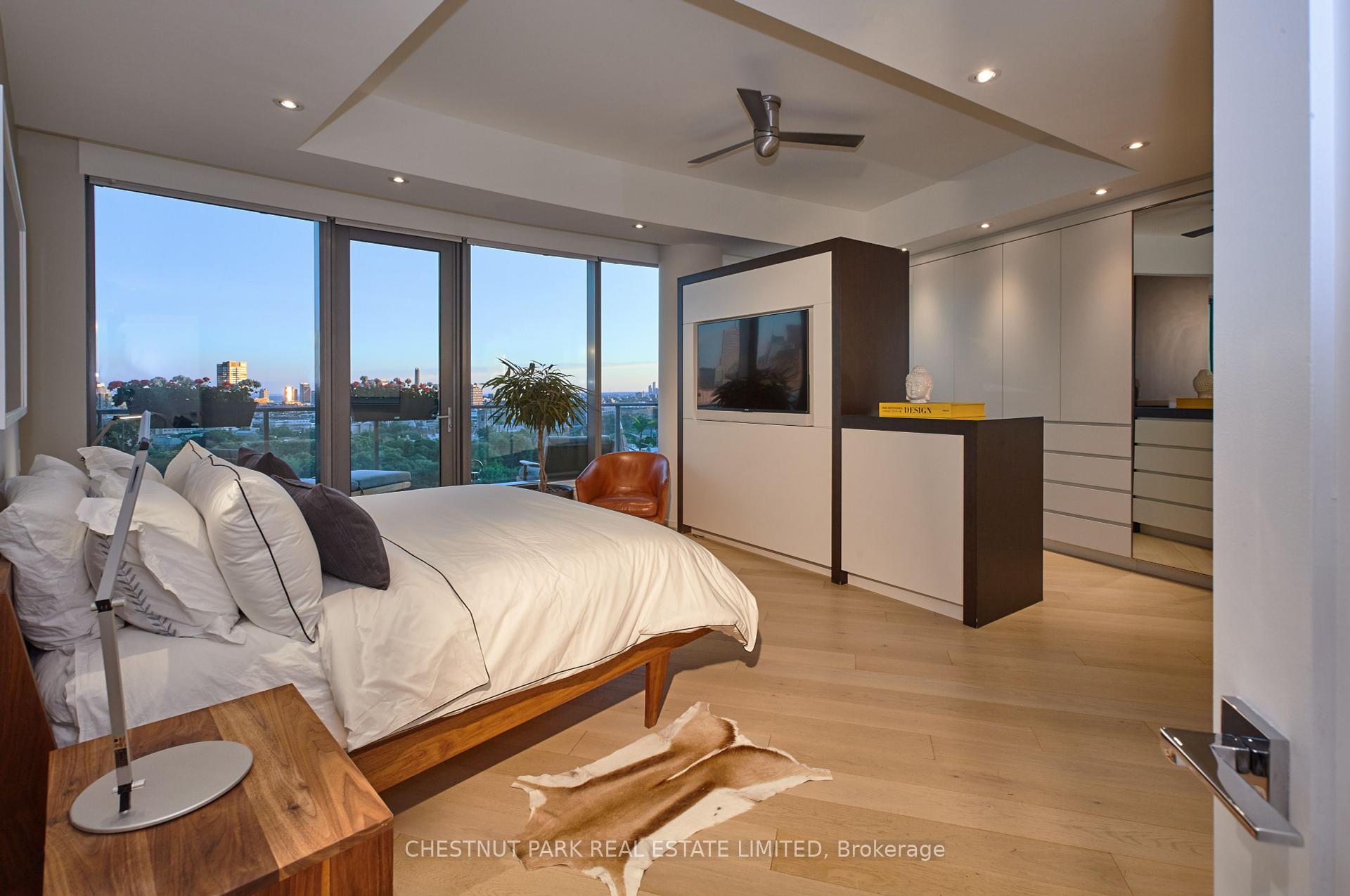 2 Bedrooms Condo at 77 Charles, Toronto For sale