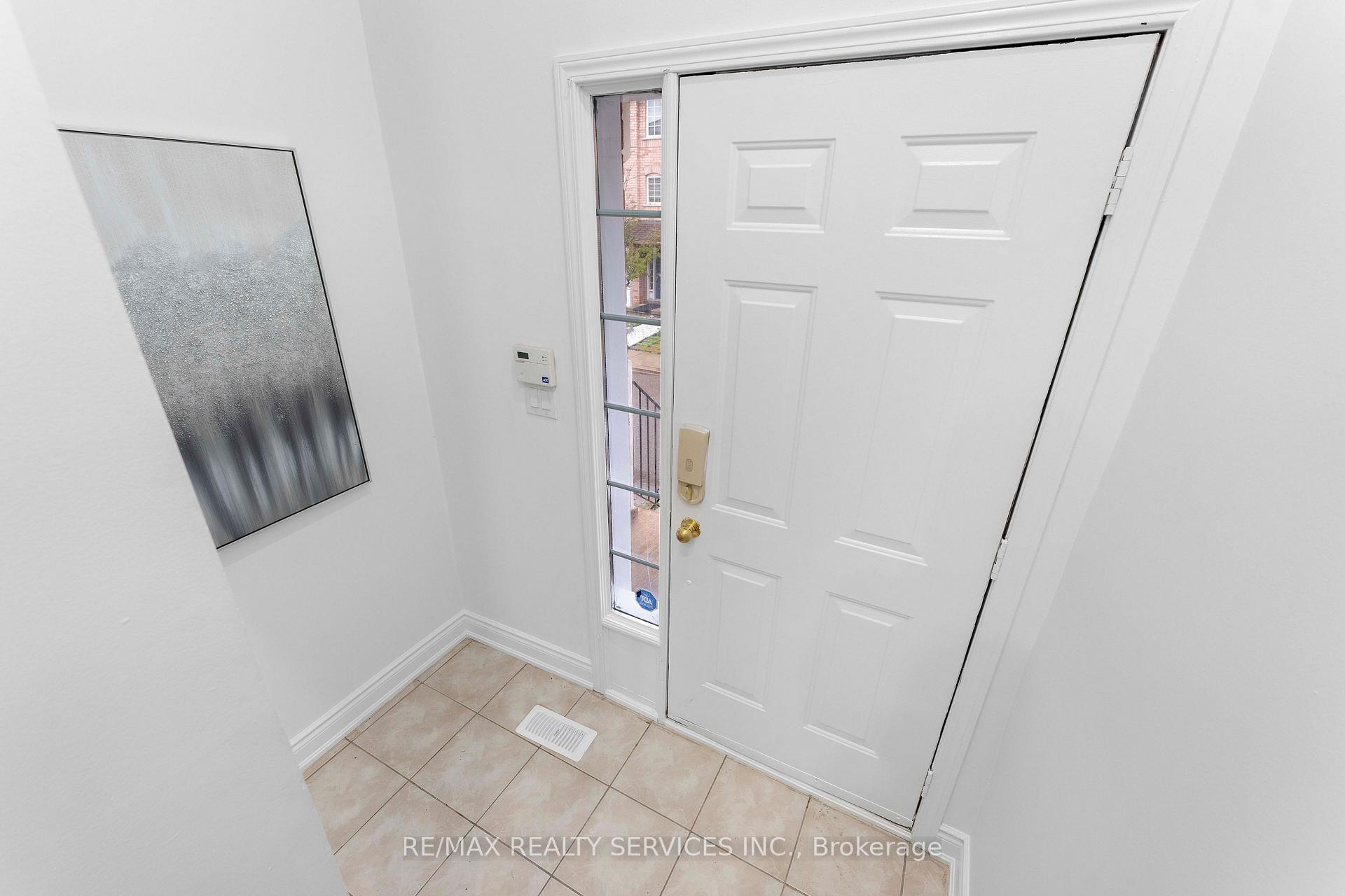 4 Bedrooms Condo at 80 Acorn, Mississauga For sale
