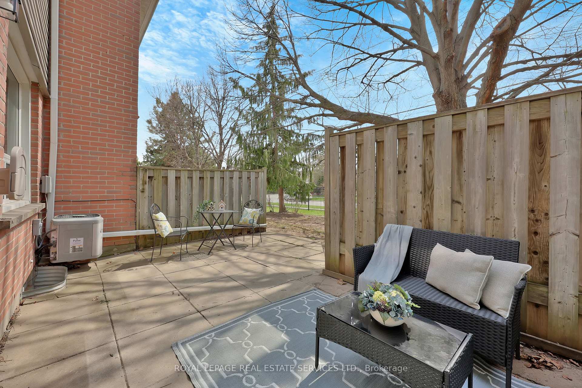 3 Bedrooms Condo at 3125 Fifth, Mississauga For sale