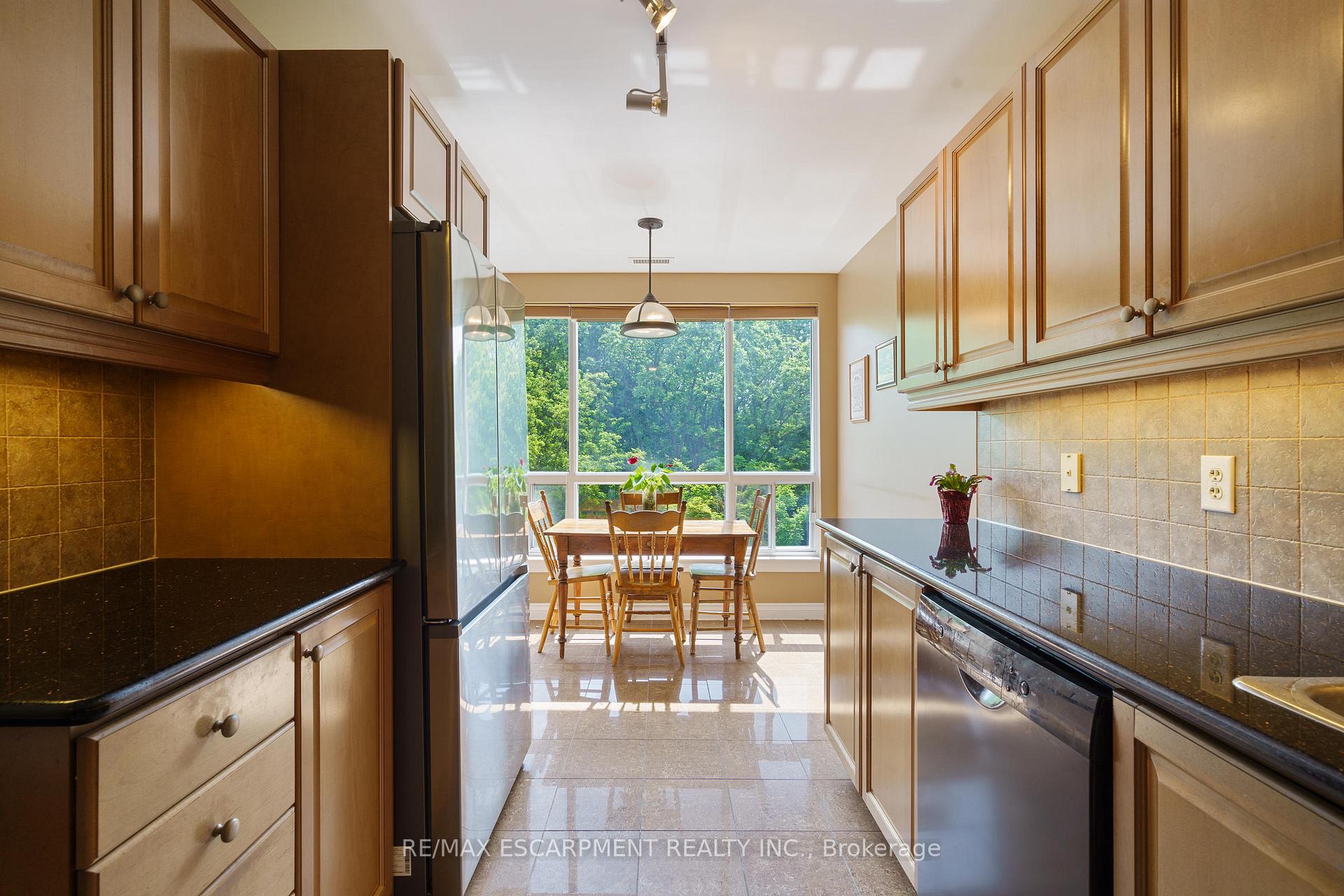2 Bedrooms Condo at 4000 Creekside, Hamilton For sale