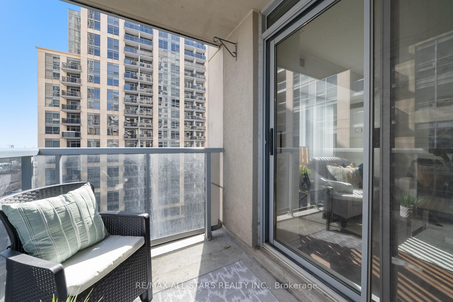 2 Bedrooms Condo at 5 Michael Power, Toronto For sale