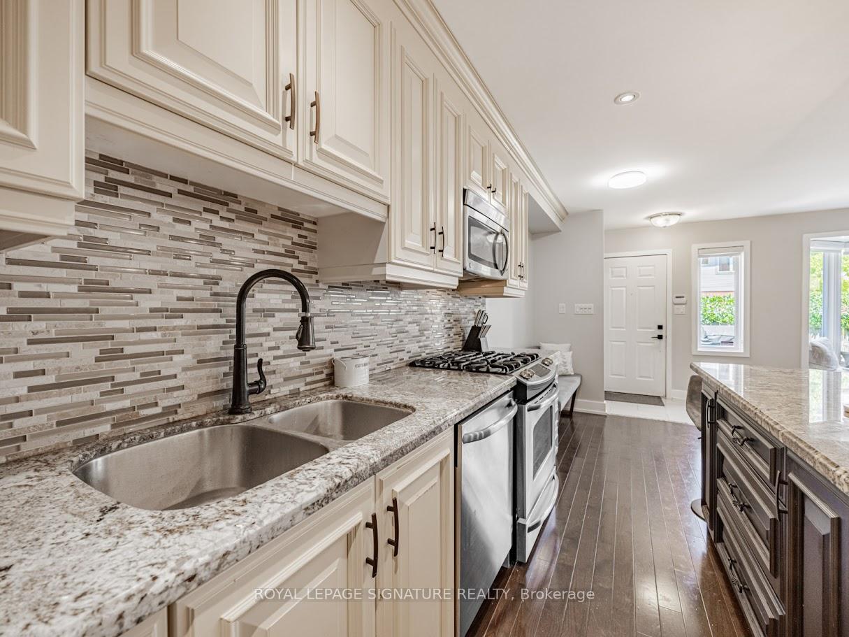 3 Bedrooms Condo at 1211 Parkwest, Mississauga For sale
