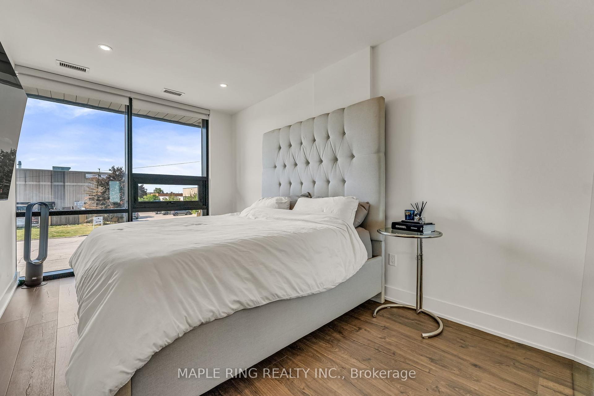 3 Bedrooms Condo at 2908 Highway 7, Vaughan For sale