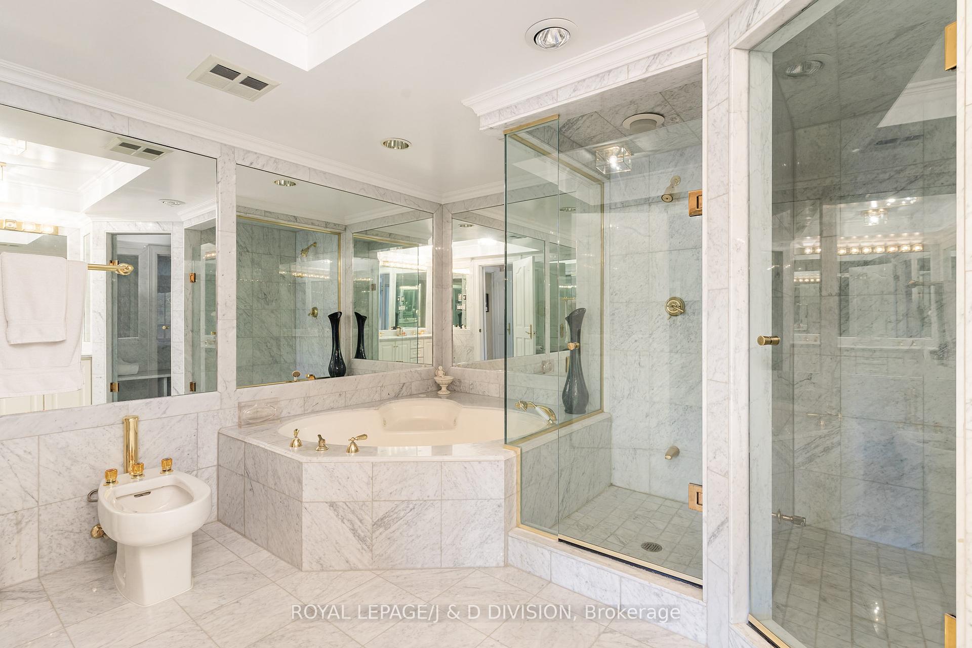 3 Bedrooms Condo at 225 The Donway, Toronto For sale