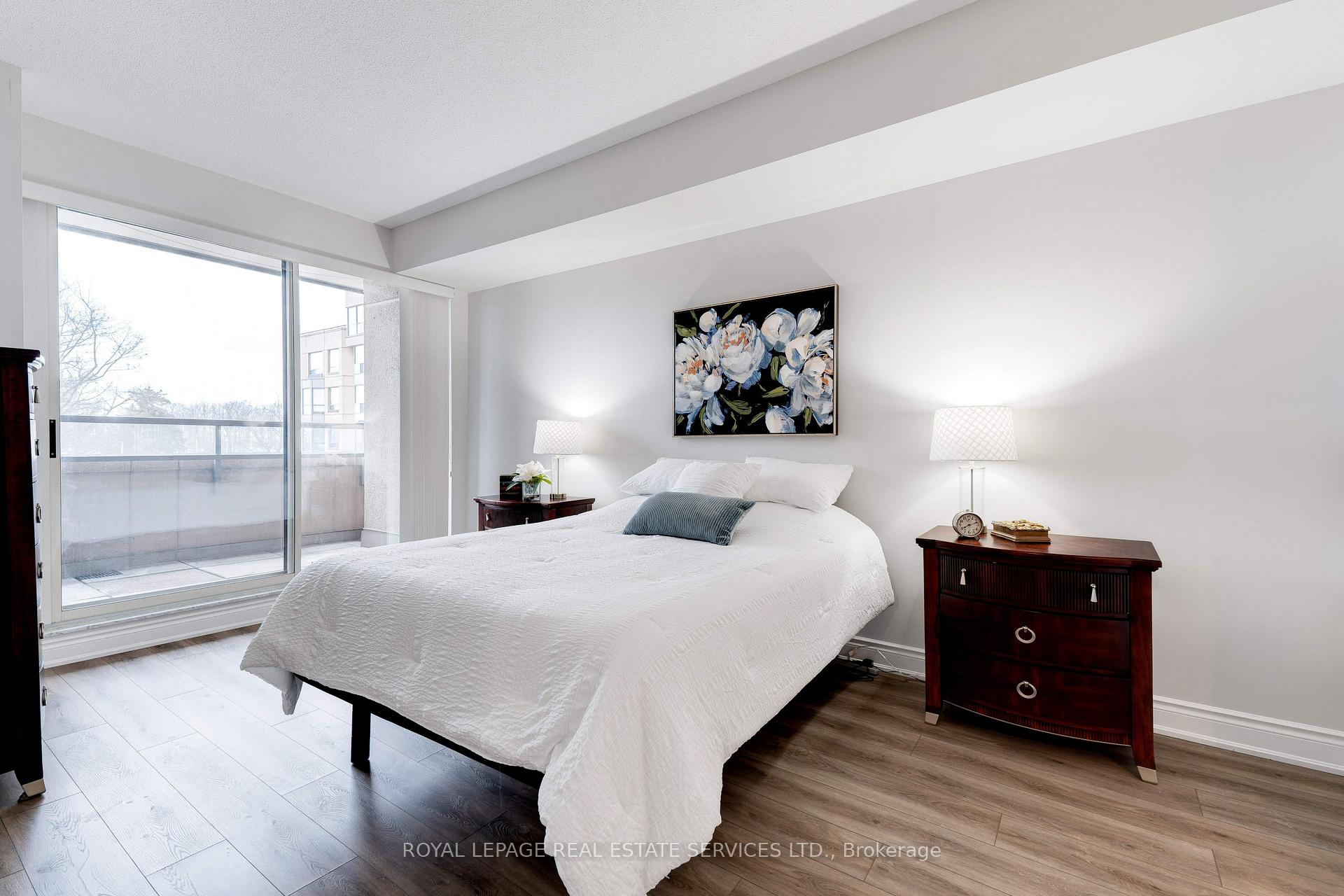 2 Bedrooms Condo at 2511 Lakeshore,  Oakville For sale