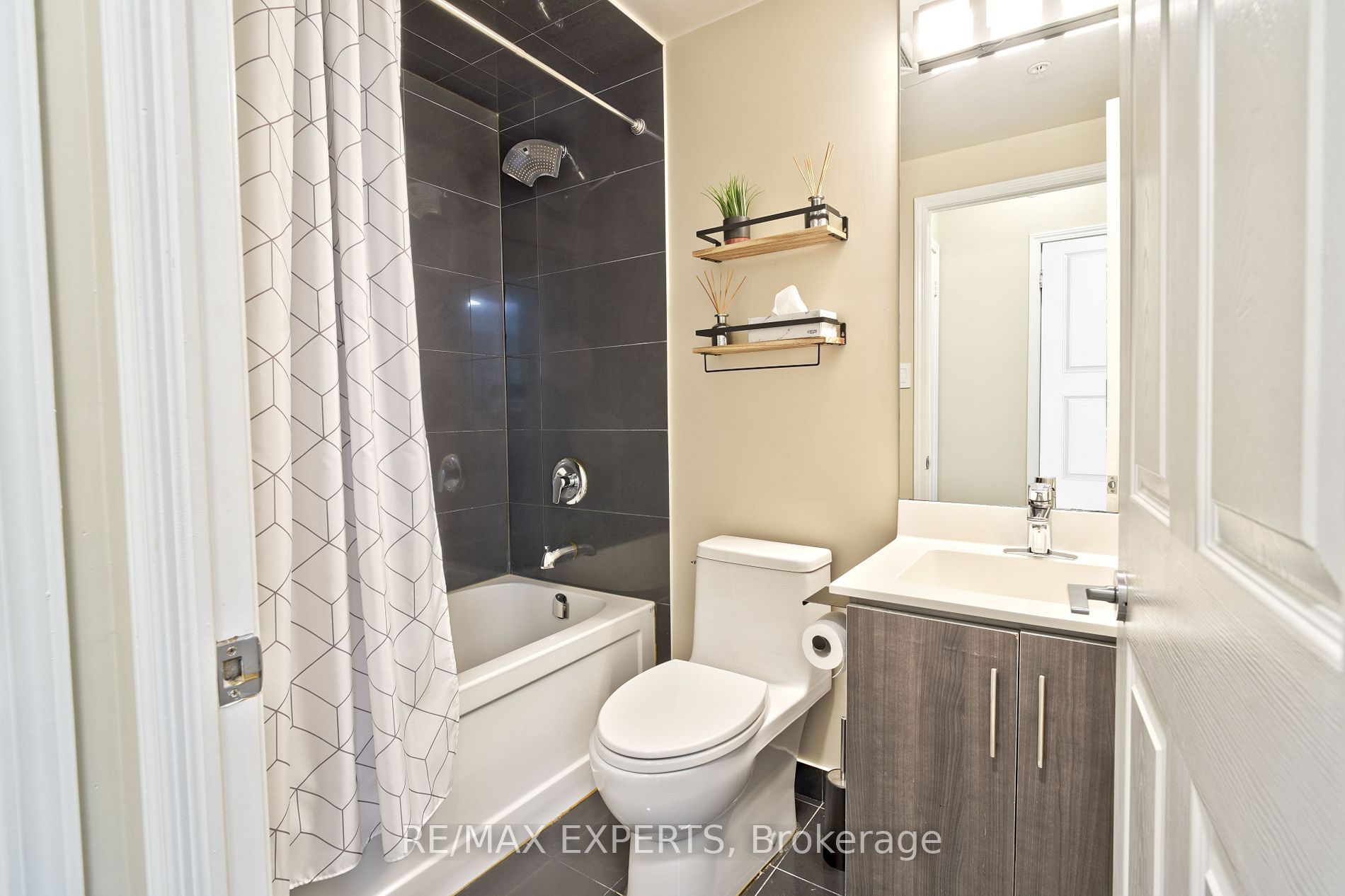 15 James Finlay Way 1017