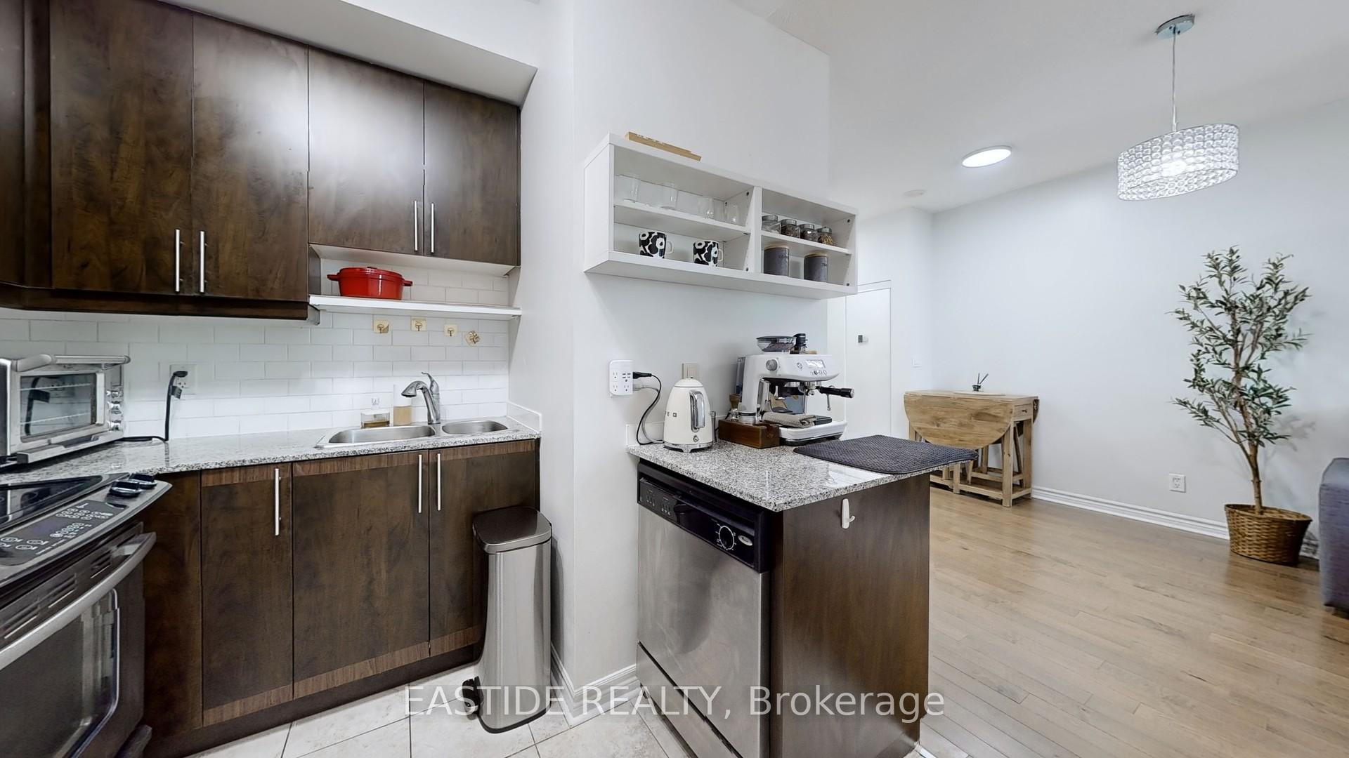 2 Bedrooms Condo at 18 Holmes, Toronto For sale