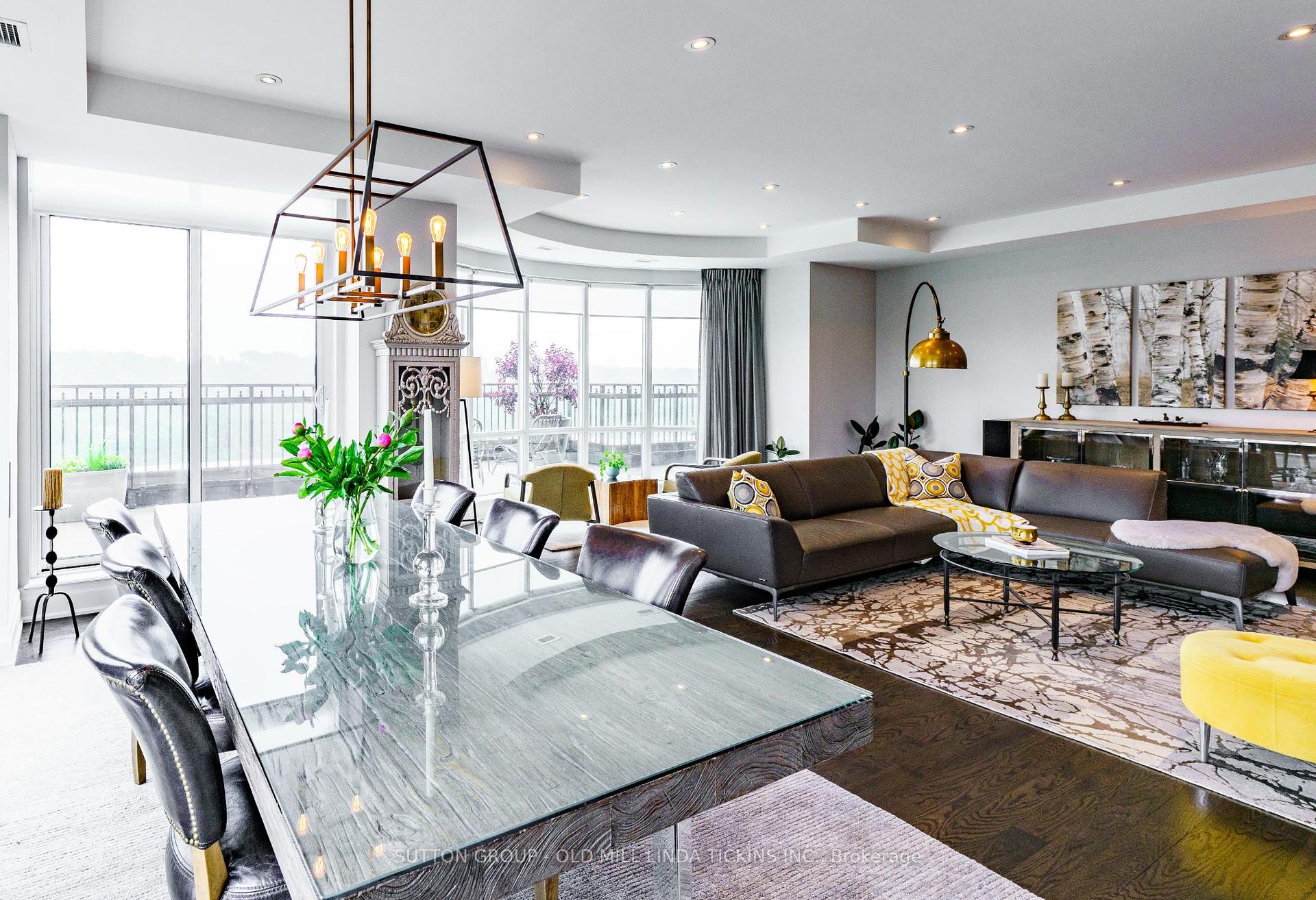 2 Bedrooms Condo at 30 Old Mill, Toronto For sale