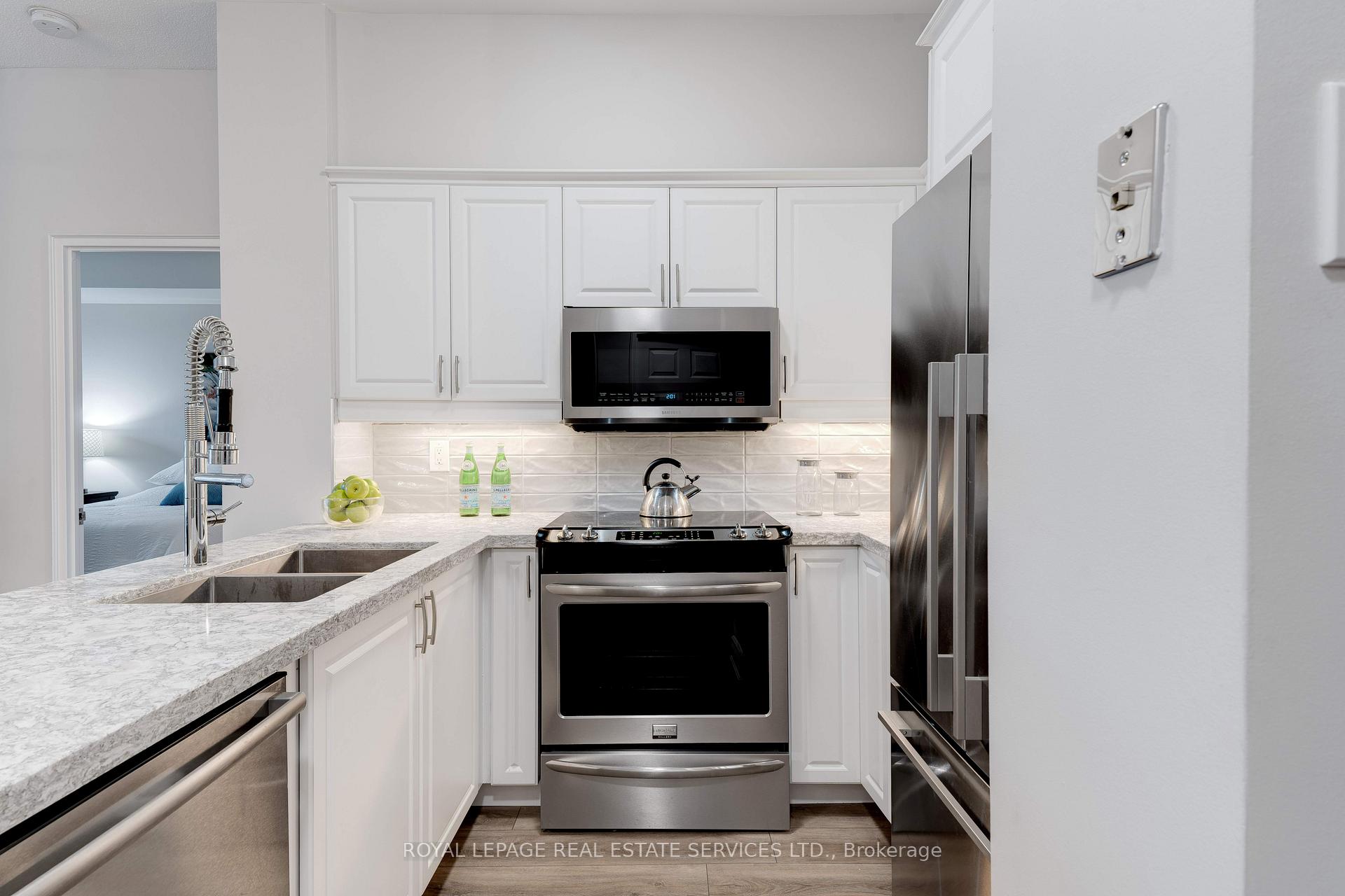 2 Bedrooms Condo at 2511 Lakeshore,  Oakville For sale