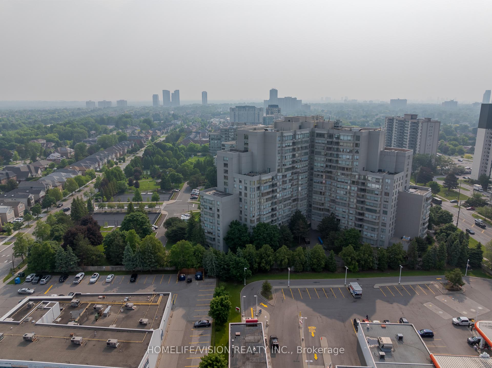 2 Bedrooms Condo at 7 Townsgate, Vaughan For sale