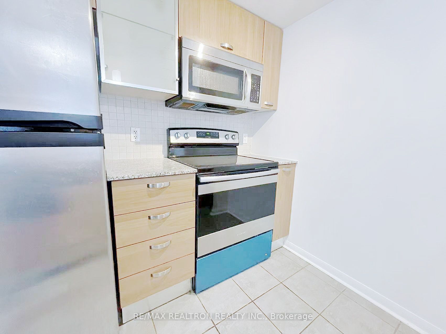 37 Grosvenor Street, #1009