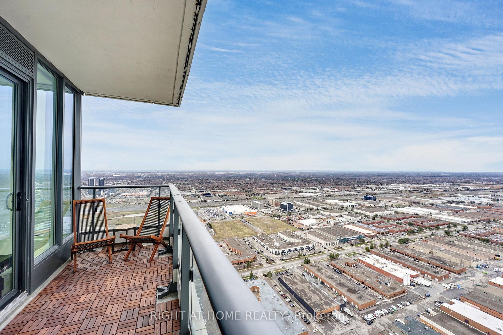 2 Bedrooms Condo at 898 Portage, Vaughan For sale