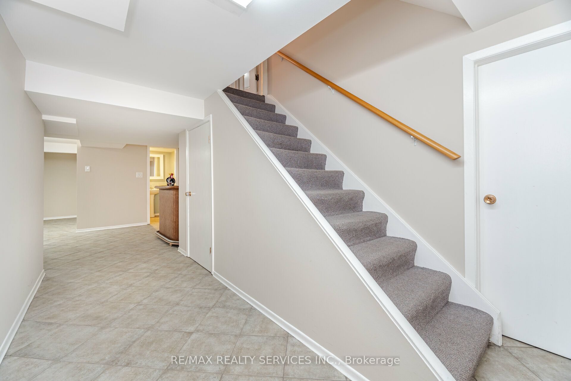 18 Wellington Street W