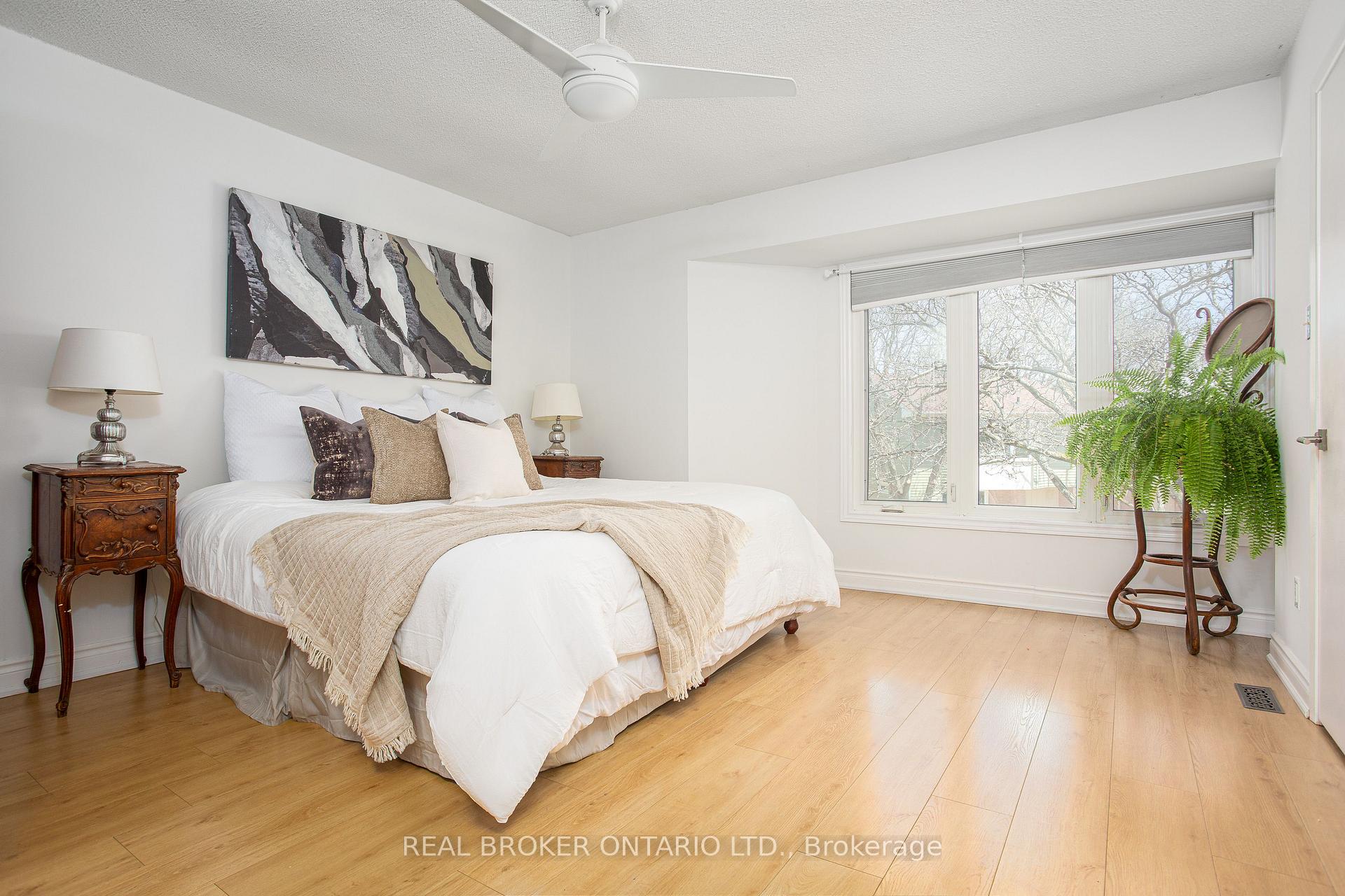3 Bedrooms Semi-Detached at 1135 McCraney, Oakville For sale