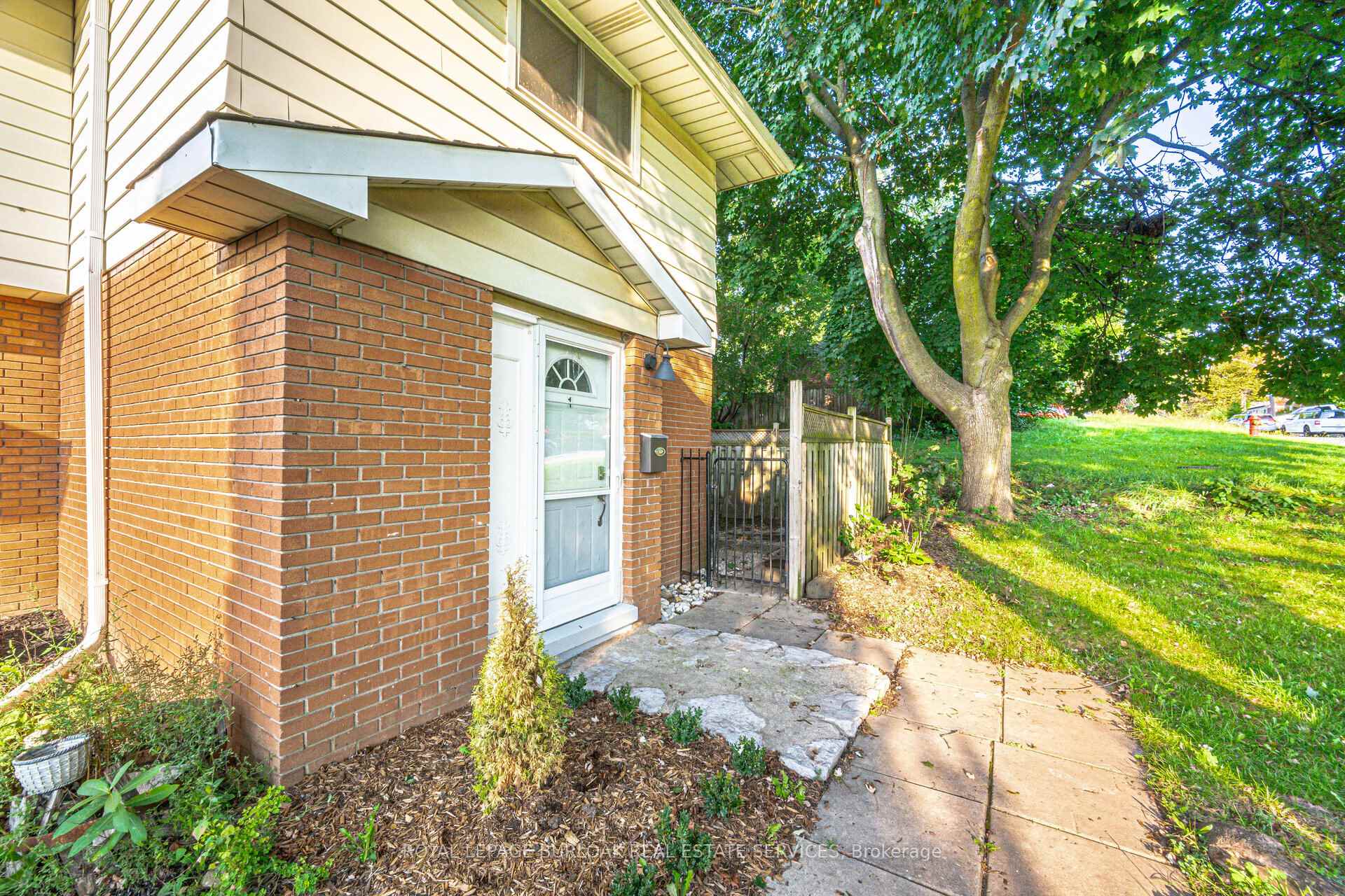 2 Bedrooms Condo at 1116 Homewood, Burlington For sale