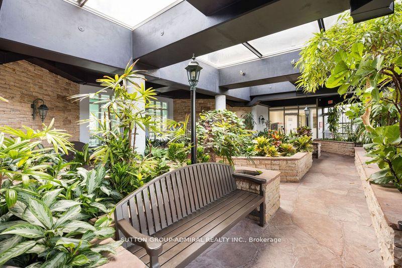 2 Bedrooms Condo at 11 Townsgate,  Vaughan For sale