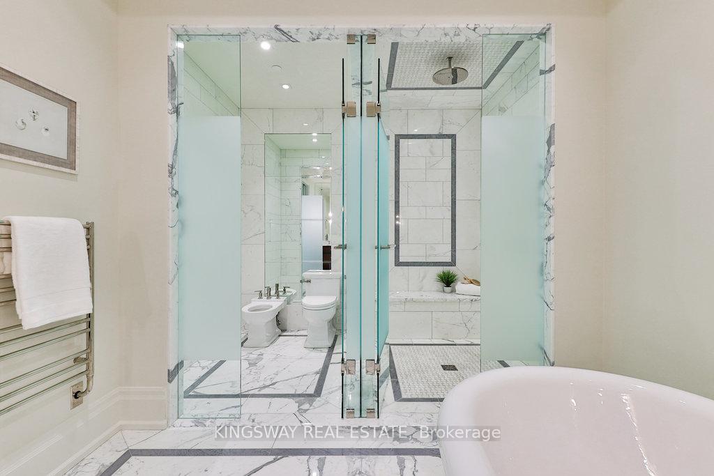 2 Bedrooms Condo at 300 Randall, Oakville For sale