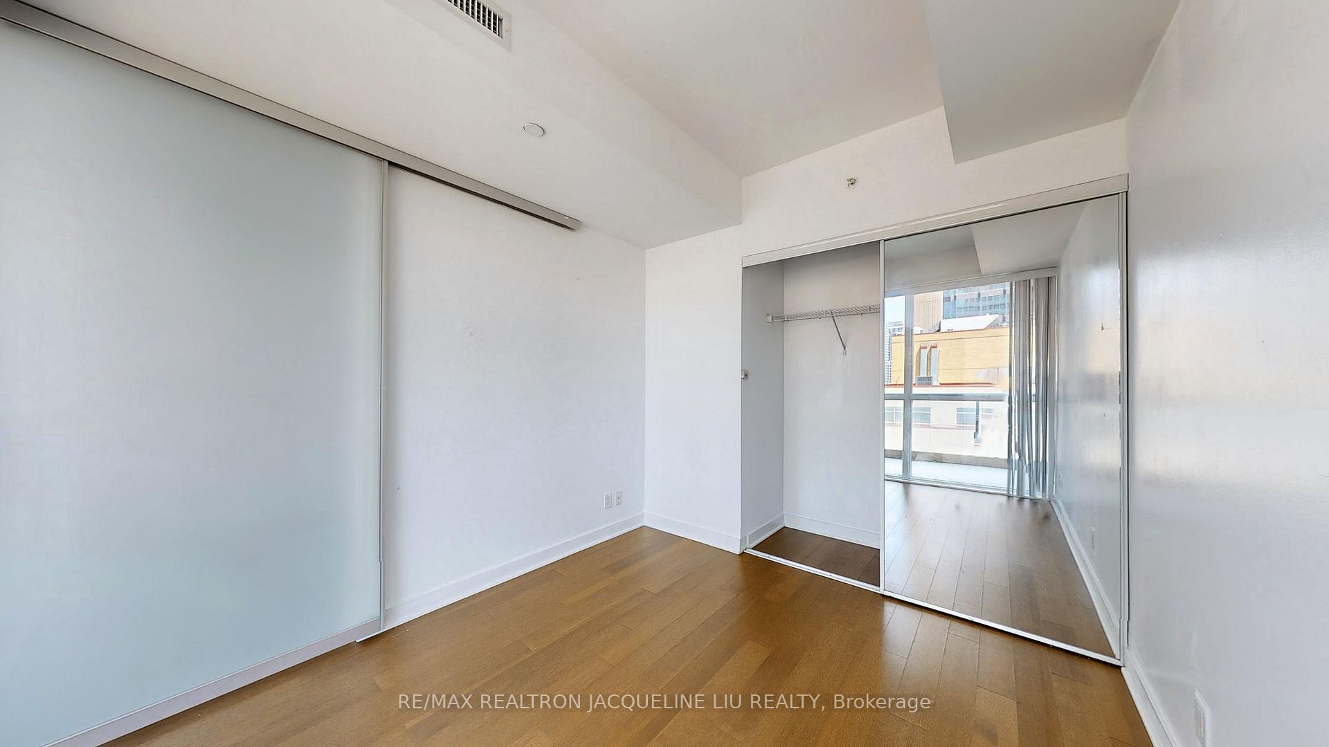 1 Bedroom Condo at 15 Grenville, Toronto For sale