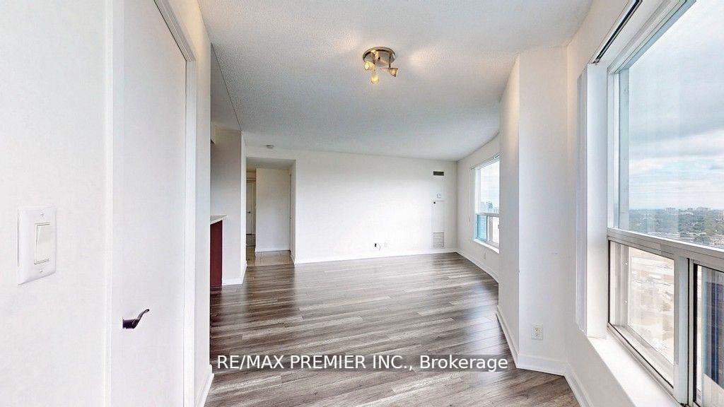 2 Bedrooms Condo at 36 Lee Centre, Toronto For sale