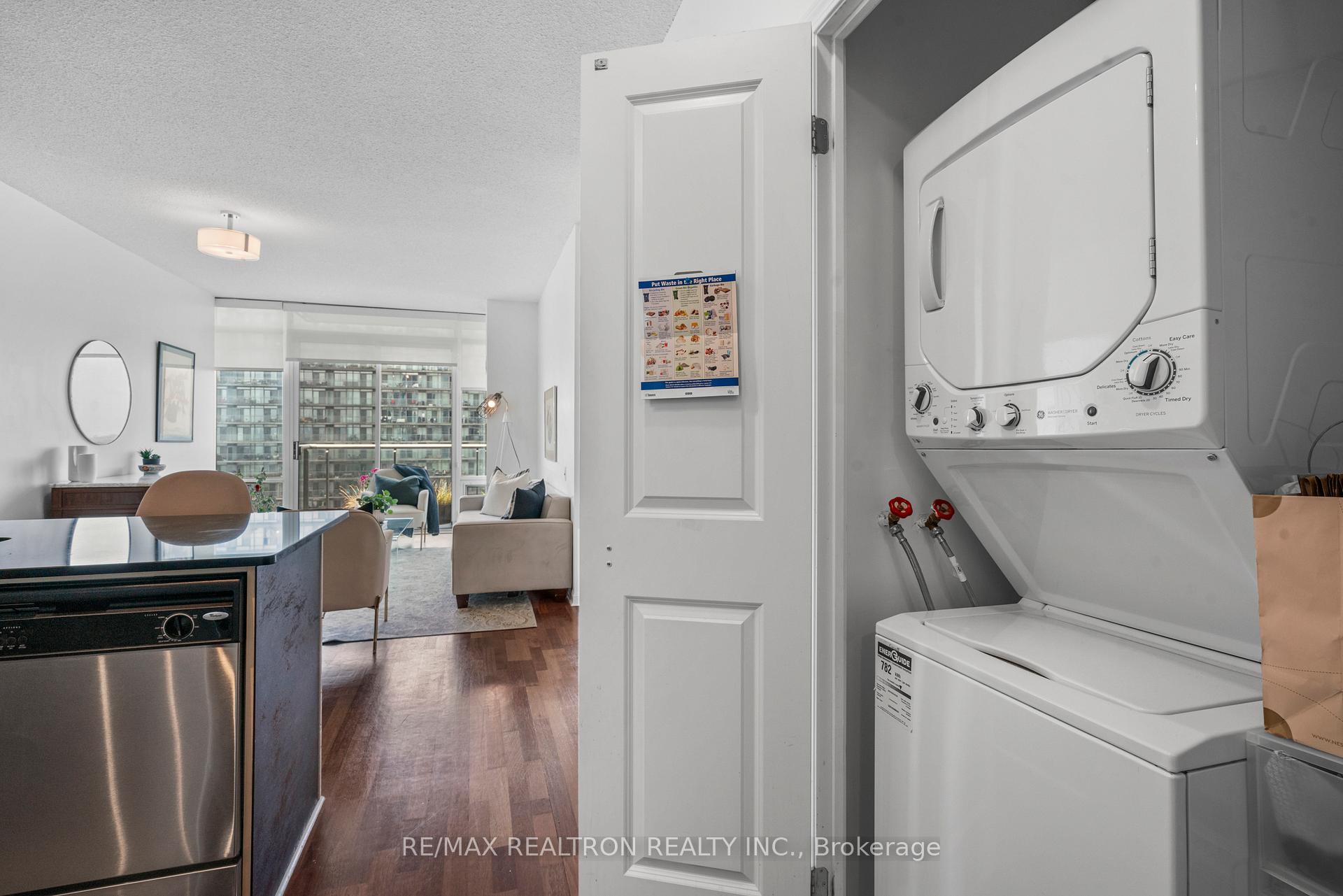 2 Bedrooms Condo at 15 Windermere, Toronto For sale