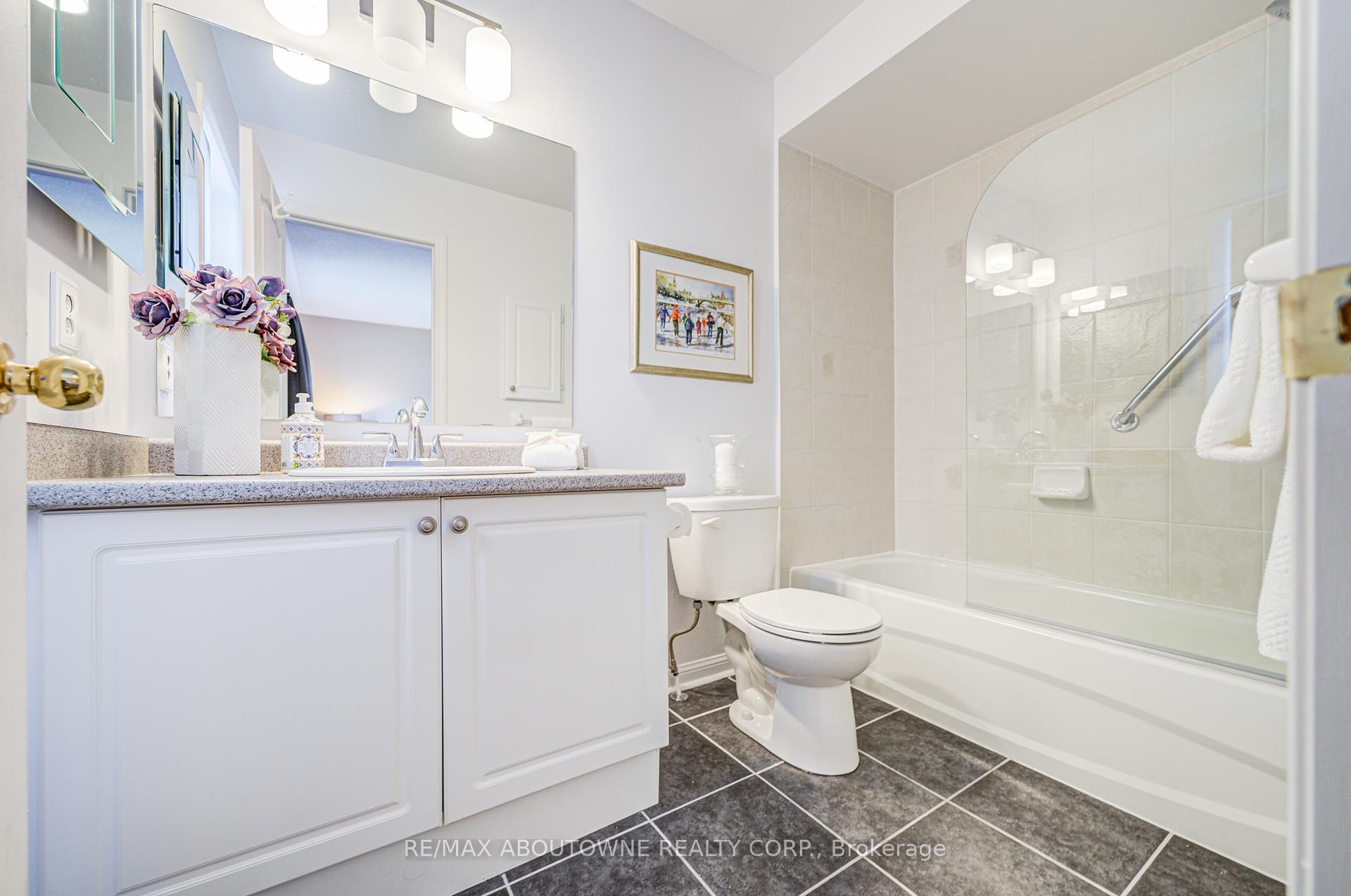 3 Bedrooms Condo at 470 Beach, Hamilton For sale