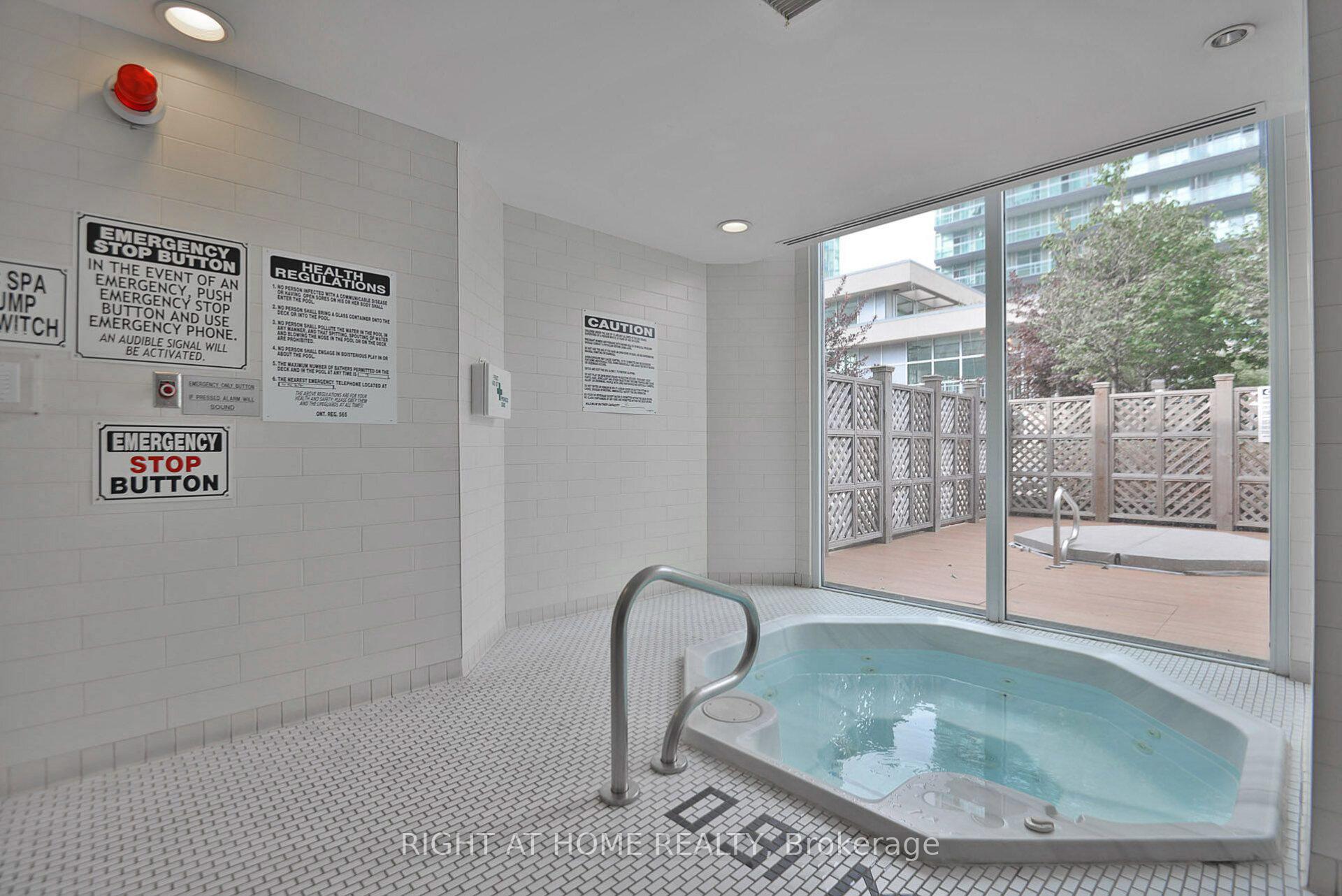 2 Bedrooms Condo at 225 Webb, Mississauga For sale