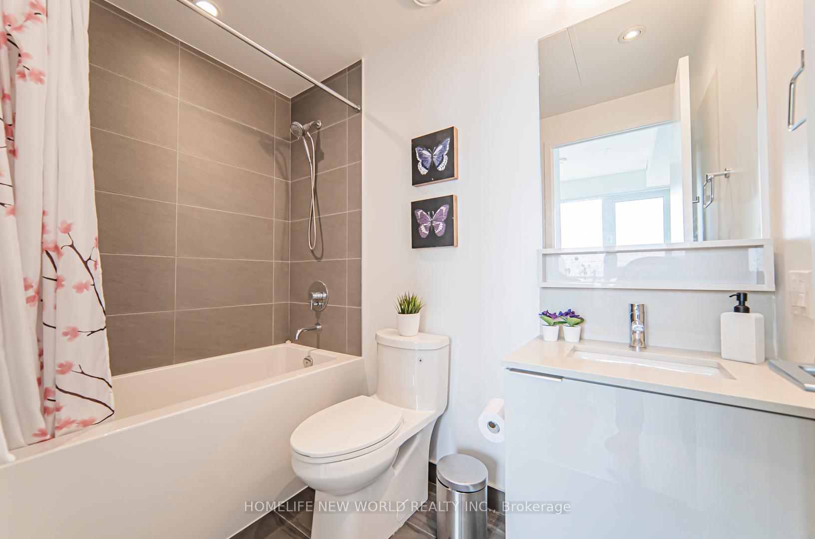 2 Bedrooms Condo at 5 Buttermill,  Vaughan For sale