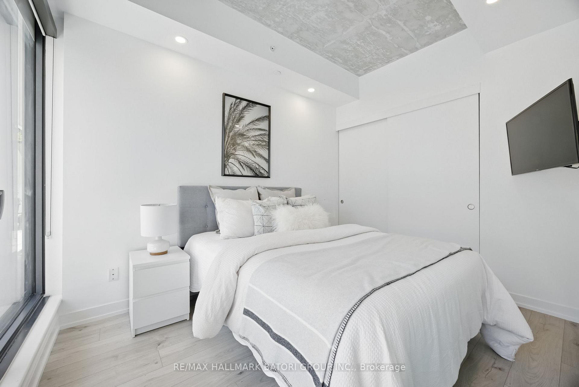 2 Bedrooms Condo at 161 Roehampton,  Toronto For sale
