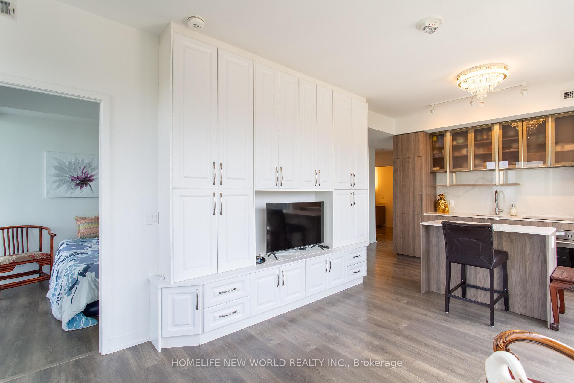 2 Bedrooms Condo at 15 Holmes, Toronto For sale