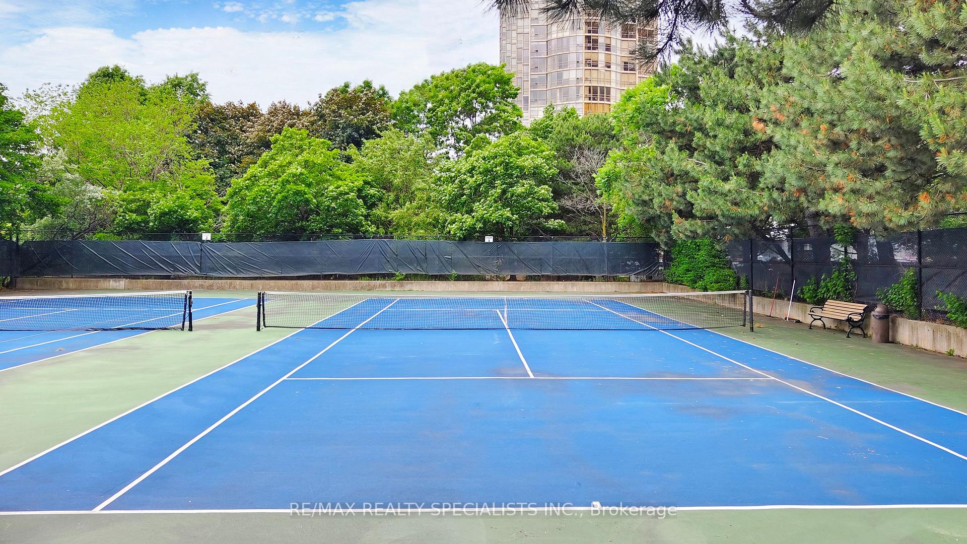 2 Bedrooms Condo at 45 Kingsbridge Garden, Mississauga For sale