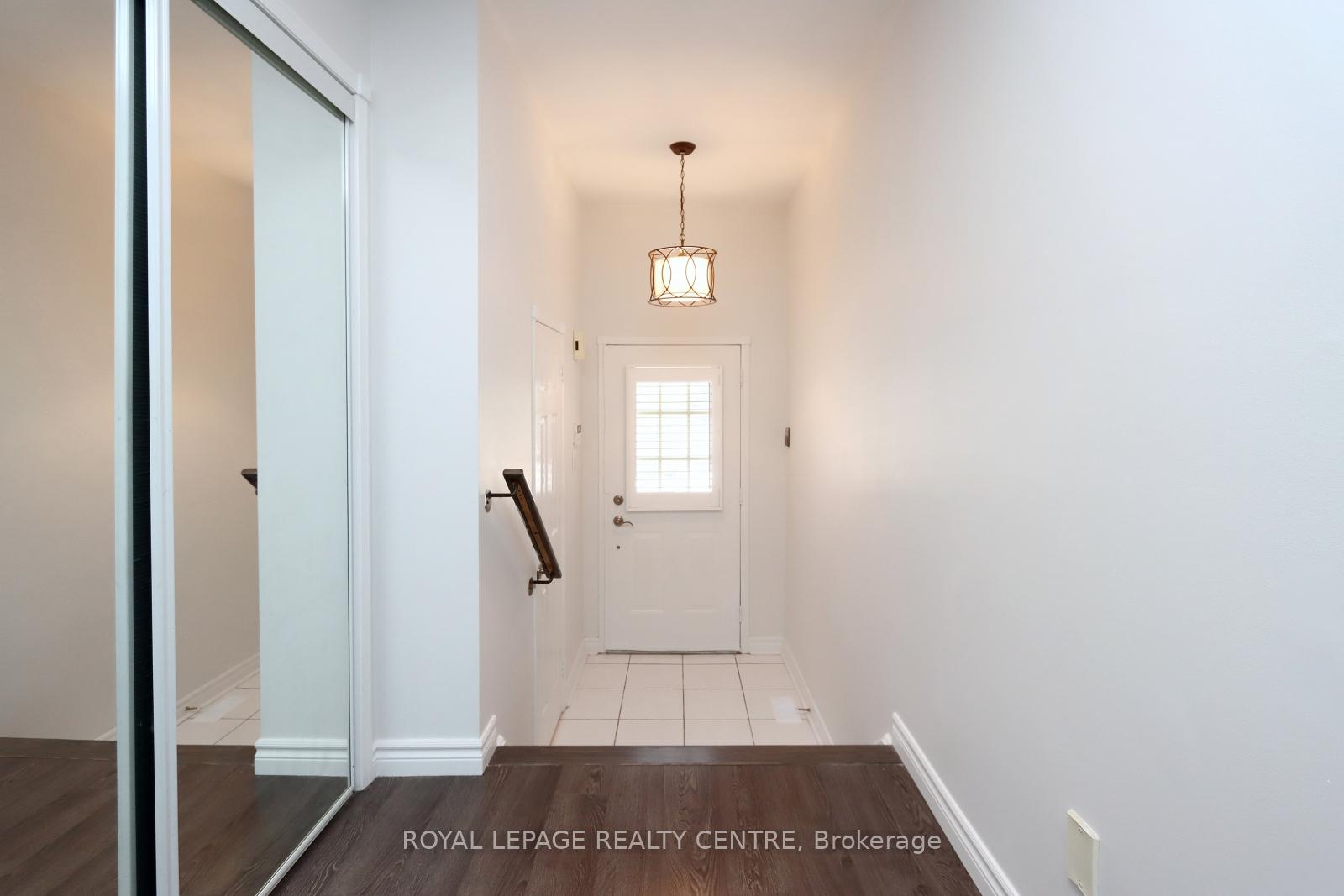 3 Bedrooms Condo at 5525 Palmerston, Mississauga For sale