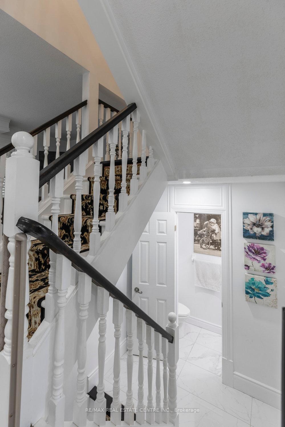 3 Bedrooms Condo at 2774 King,  Hamilton For sale