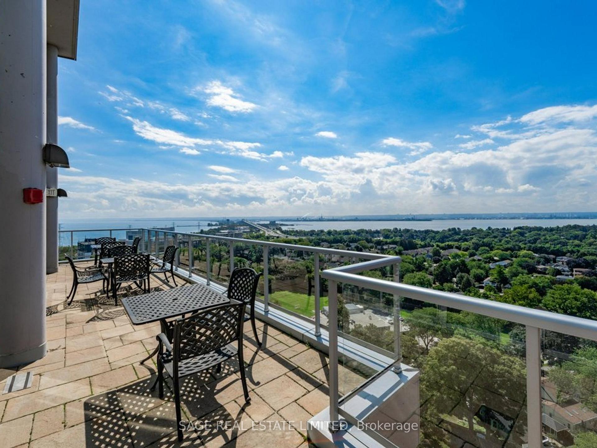 2 Bedrooms Condo at 551 Maple, Burlington For sale