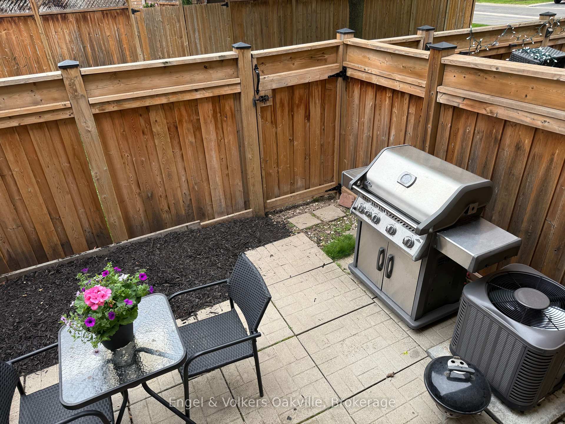 3 Bedrooms Condo at 2015 Cleaver, Burlington For sale