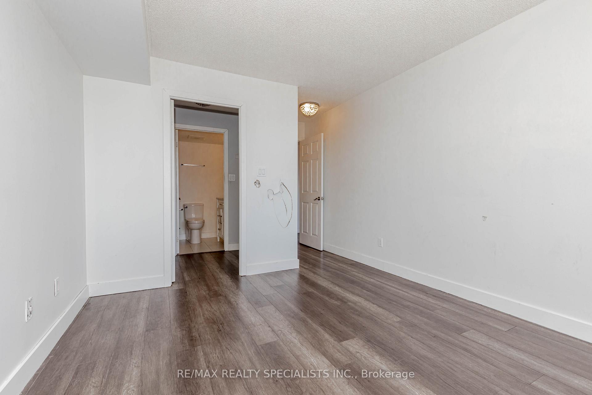 2 Bedrooms Condo at 32 Tannery, Mississauga For sale