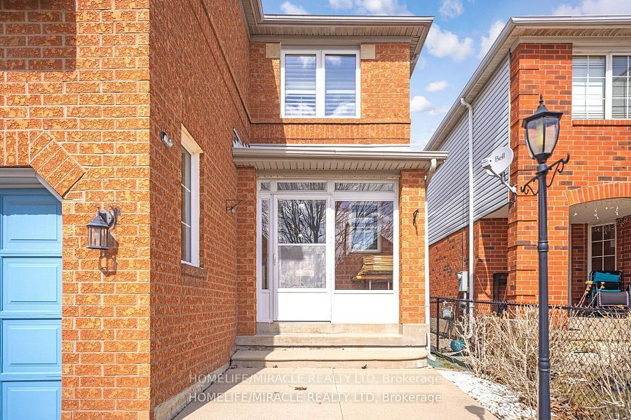 31 Larkspur, Brampton, ON L6R 1W8
