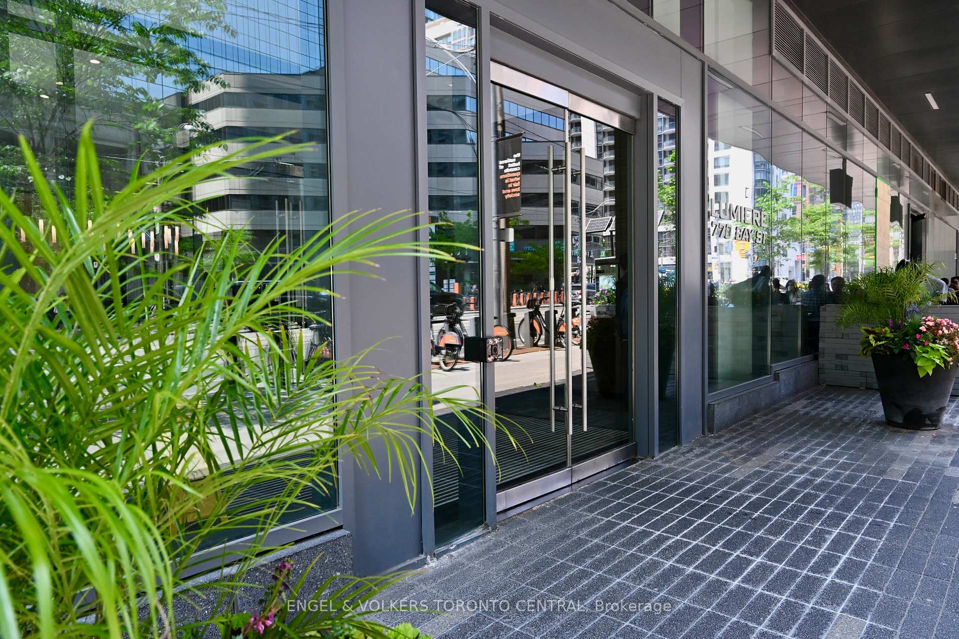 2 Bedrooms Condo at 770 Bay, Toronto For sale