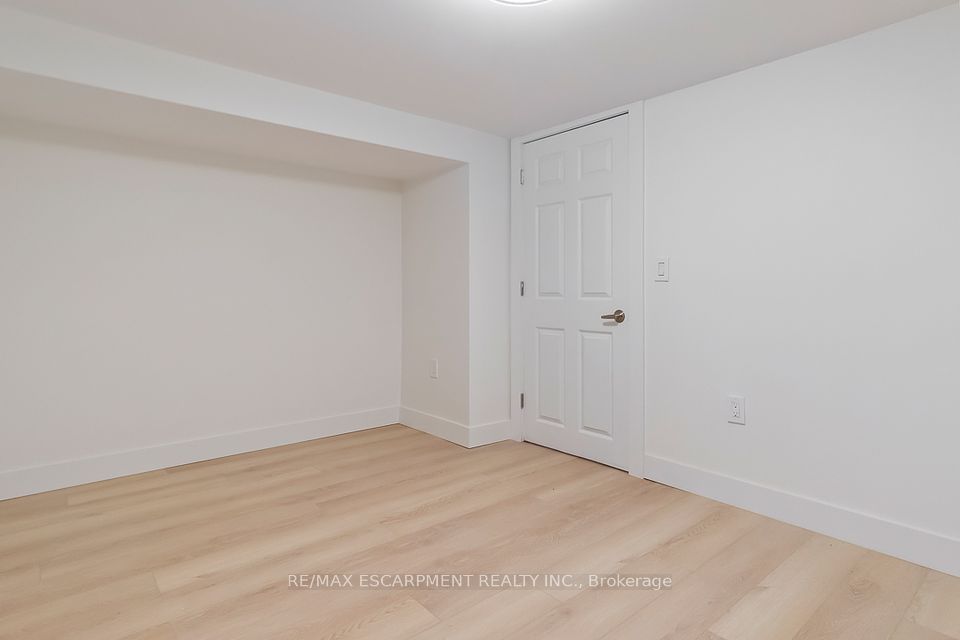 https://trreb-image.ampre.ca/to69XPJsizY6cRYt91ndwsVzBTUwZJNhI_vbjRv6w2I/rs:fit:960:960/wm:.5:so:0:50:.4/wmsh:10/wmt:PHNwYW4gZm9yZWdyb3VuZD0nd2hpdGUnIGZvbnQ9JzY4Jz5SRS9NQVggRVNDQVJQTUVOVCBSRUFMVFkgSU5DLiwgQnJva2VyYWdlPC9zcGFuPg/L3RycmViL2xpc3RpbmdzLzQwLzc2LzAwLzg5L3AvNDZhZGUyOTgtZjg5MC00MjBhLTg1MGYtMWIzODM4YjI5YWFjLmpwZw.jpg