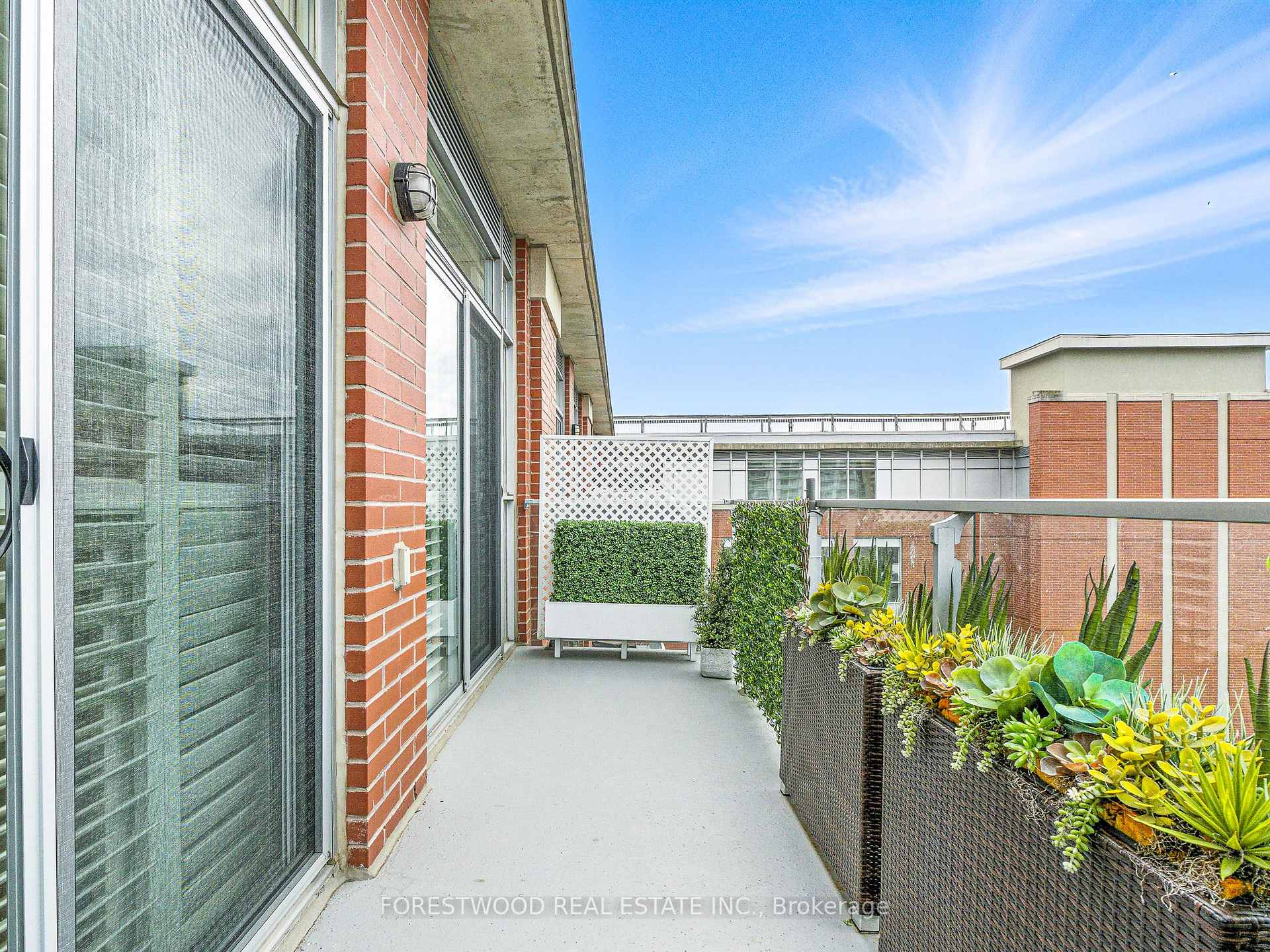 2 Bedrooms Condo at 80 Port, Mississauga For sale