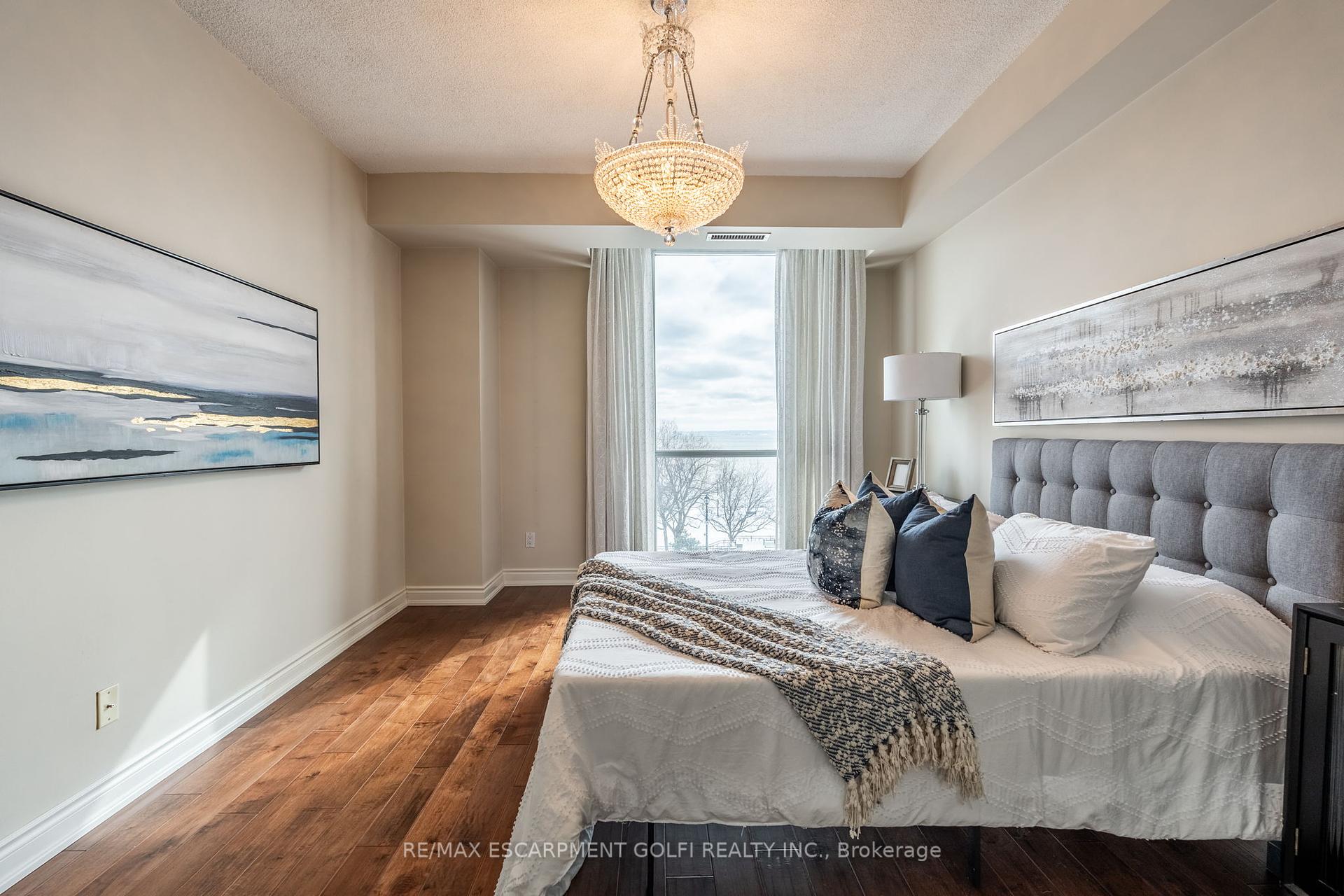 2 Bedrooms Condo at 1477 Lakeshore, Burlington For sale